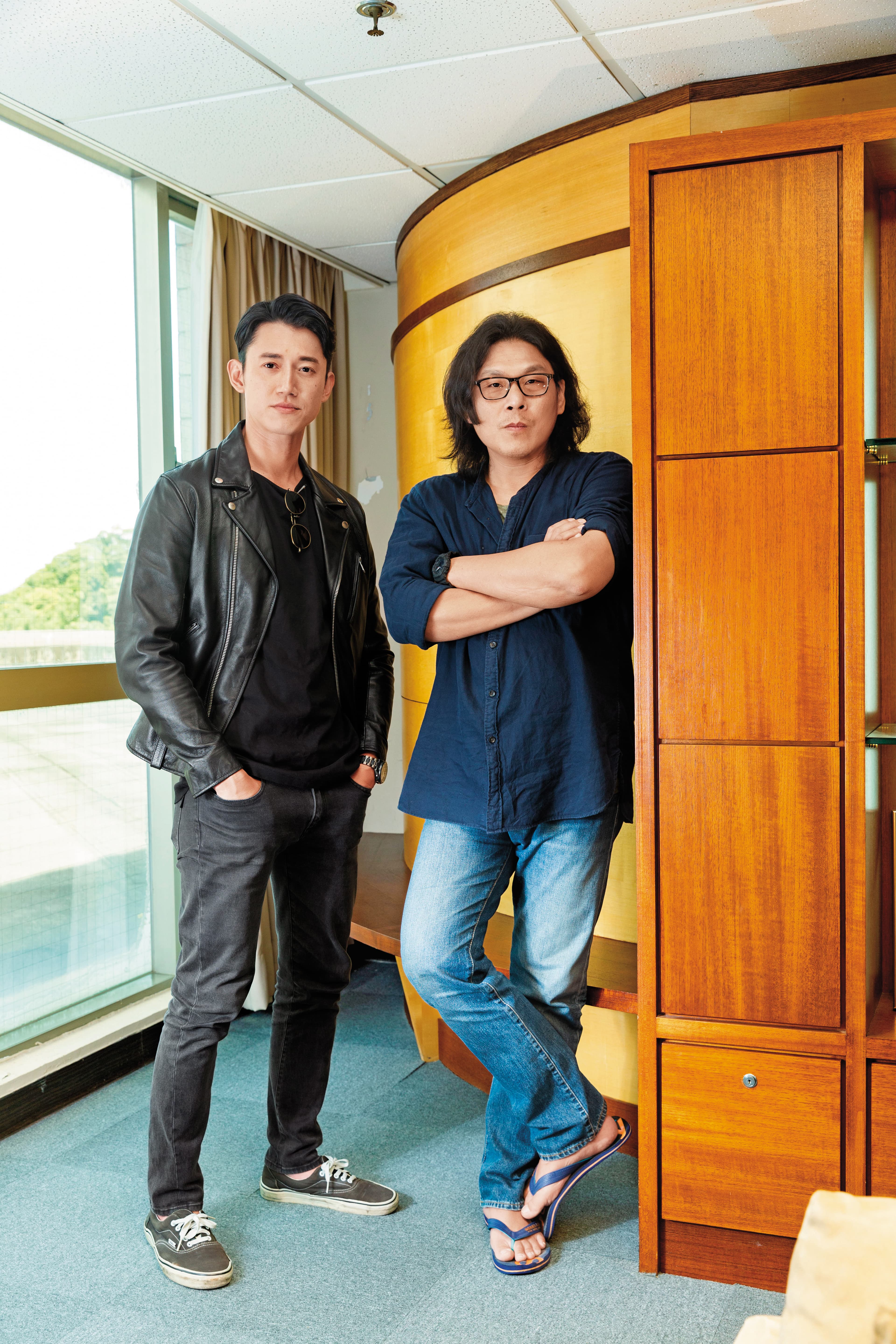 導演許肇任(右)與吳慷仁繼職人劇《出境事務所》後,再度合作時代劇《憤怒的菩薩》。