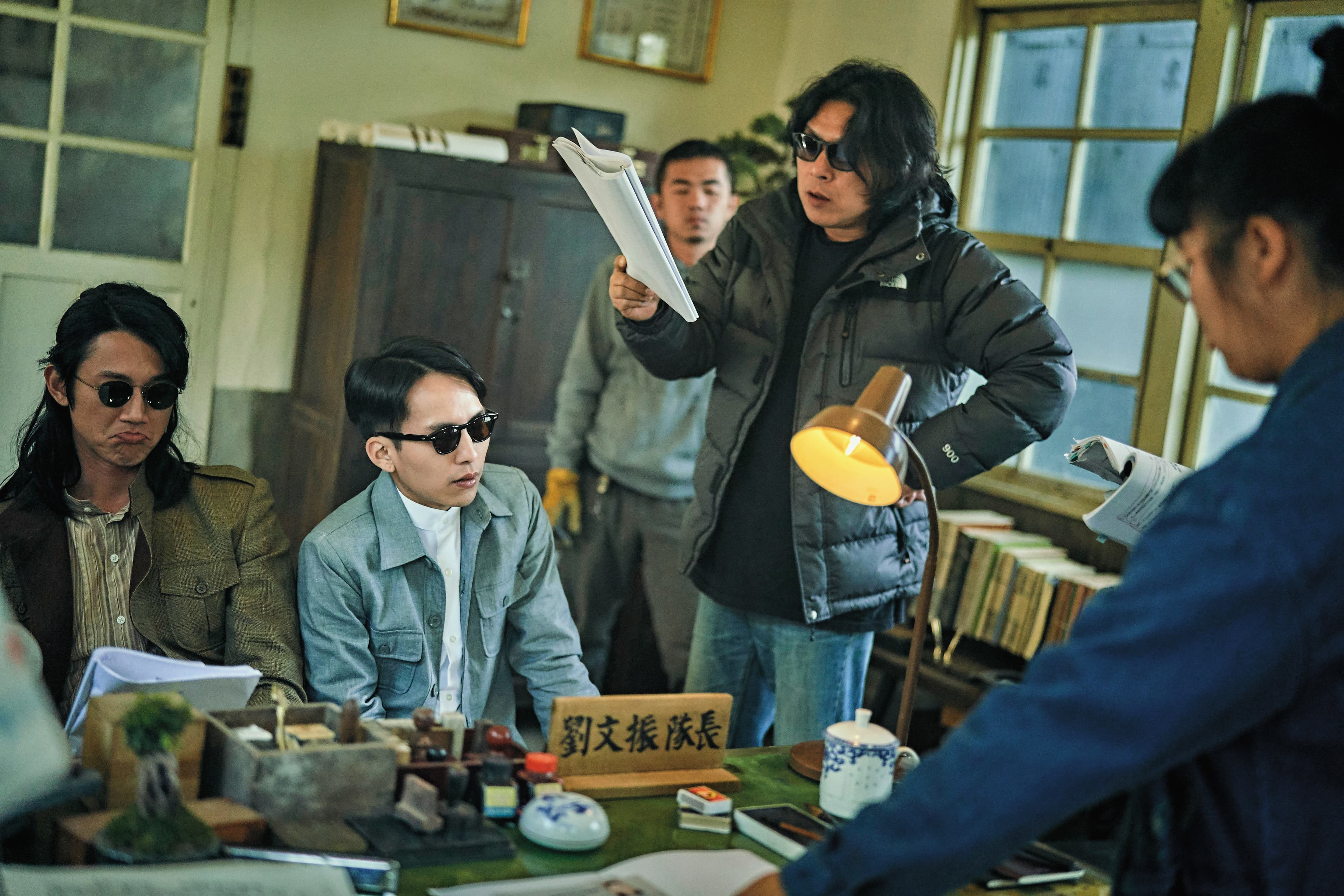 許肇仁(右二)運用演員特色,在有限時間下讓吳慷仁(左一)、巫建和(左二)充分發揮演技。