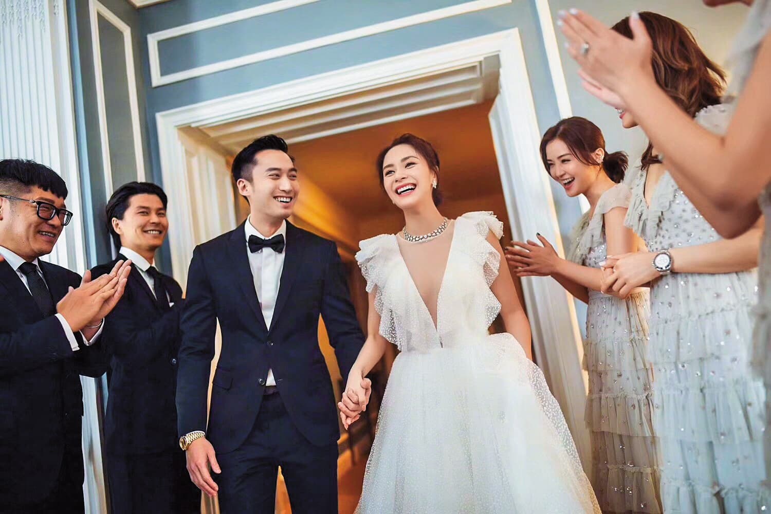 和鍾欣桐(右三)結婚的「醫美王陽明」賴弘國(左三)也是薛博仁旗下醫生。(東方IC)