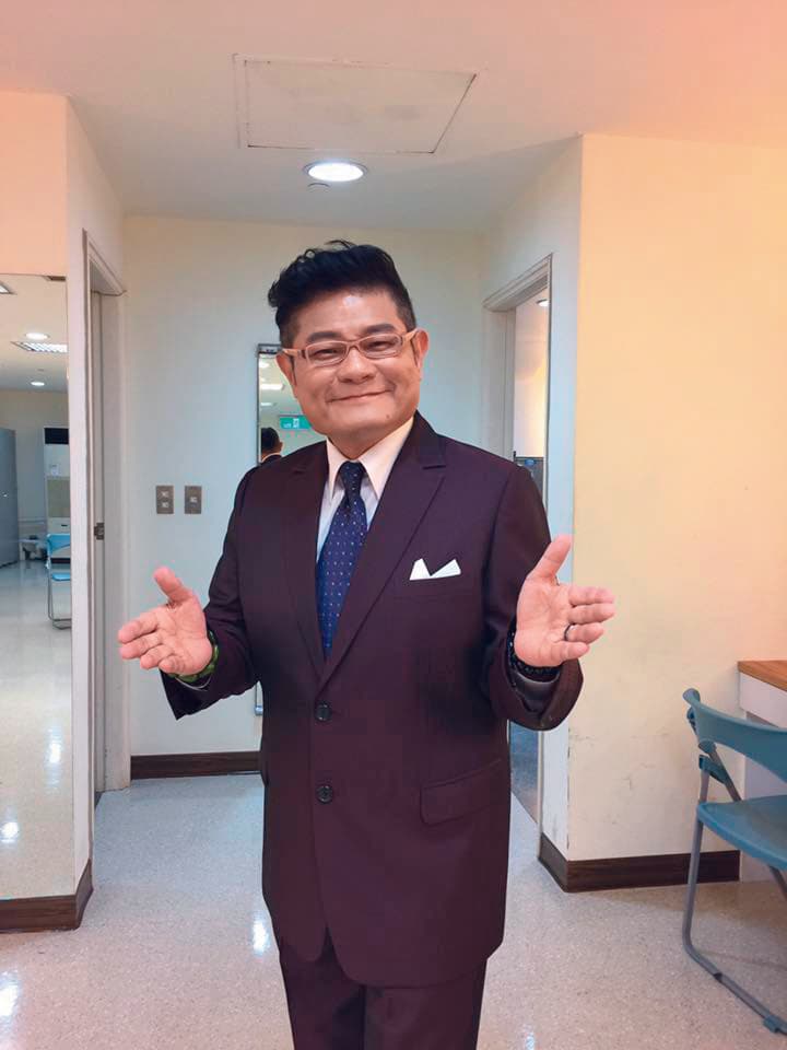 許效舜與妻女相隔台灣與加拿大兩地,感情因而變淡,雙方訴諸離婚,他每月支付約9萬元台幣撫養費。(摘自臉書)