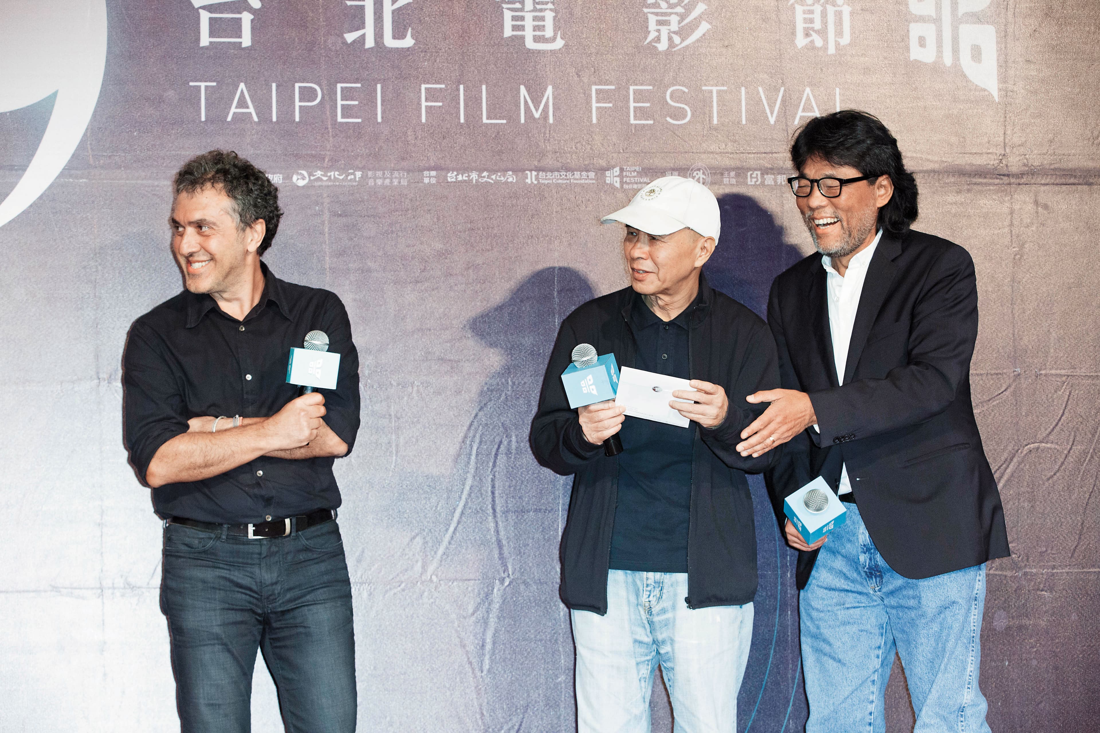2017台北電影節「國際新導演競賽」頒獎典禮,主席李屏賓(右)和導演侯孝賢(中)上台頒獎。