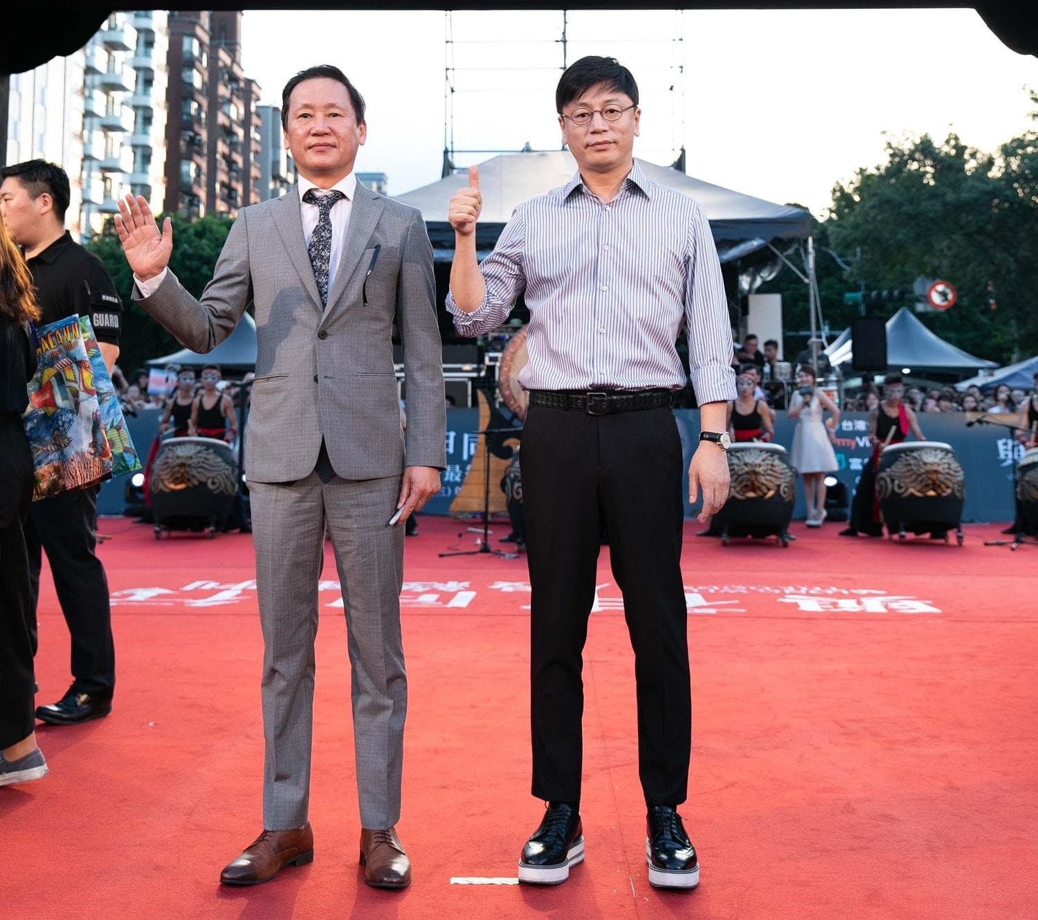 監製元東淵(左)、導演金容華連袂來台,出席《與神同行:最終審判》紅毯見面會。
