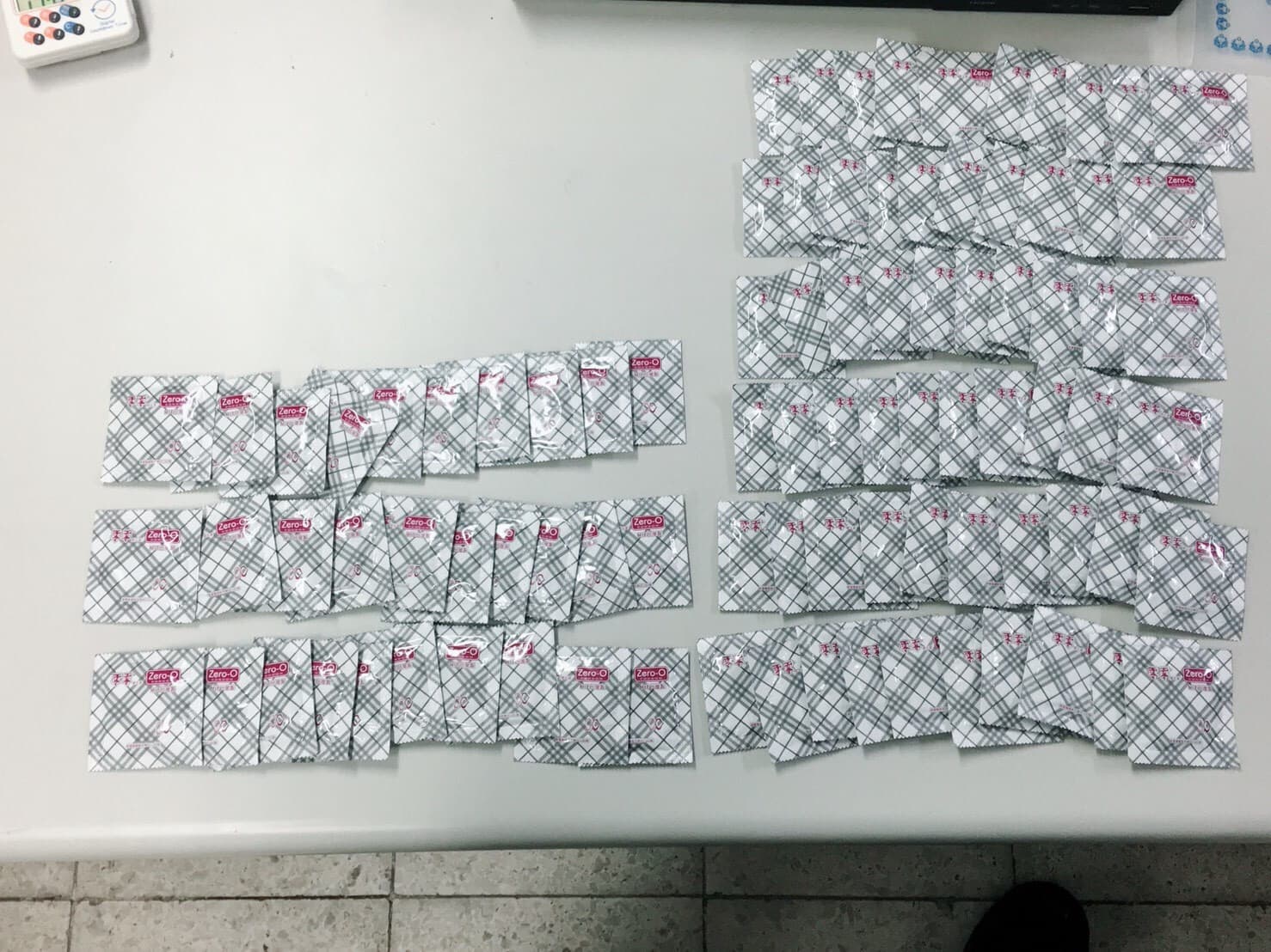 現場查獲大量保險套。(警方提供)