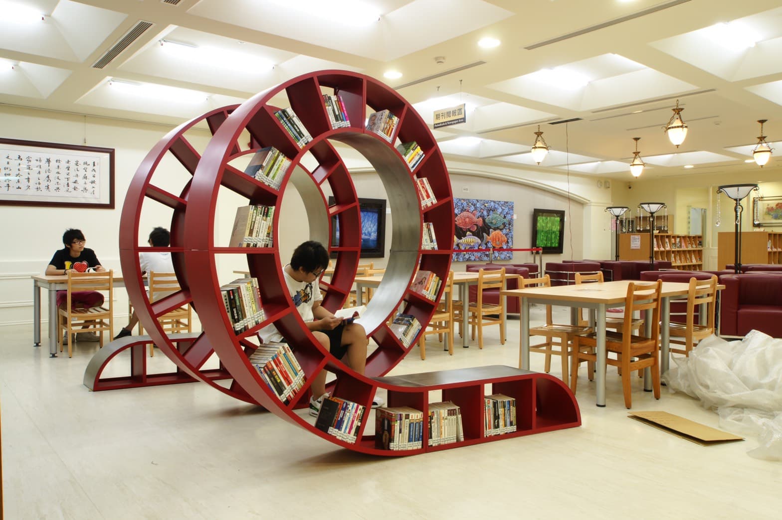 Pony的大學畢業作品「Spiral」書櫃。(Pony提供)