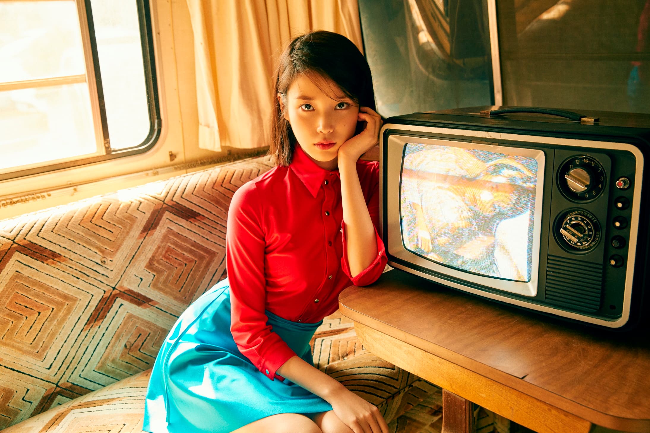 IU推出第2張完美精選《SMASH HITS 2–The Stories Between U & I》,9月18日正式發行。(華納唱片提供)