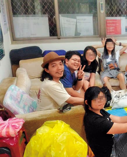 簡銘宏(左一)和羅宜(左二)因相同理念而越走越近,更因毒品同時吃上官司。(翻攝畫面)