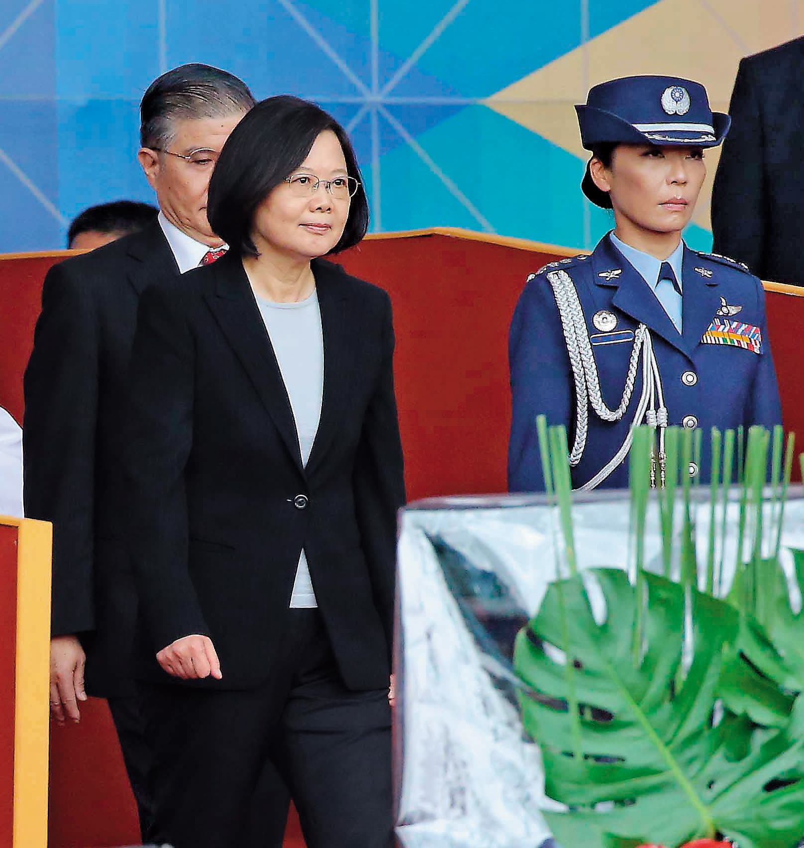總統蔡英文拔擢陳月芳成為總統府首位女武官,圖為陳月芳陪蔡英文出席2016年國慶大會。