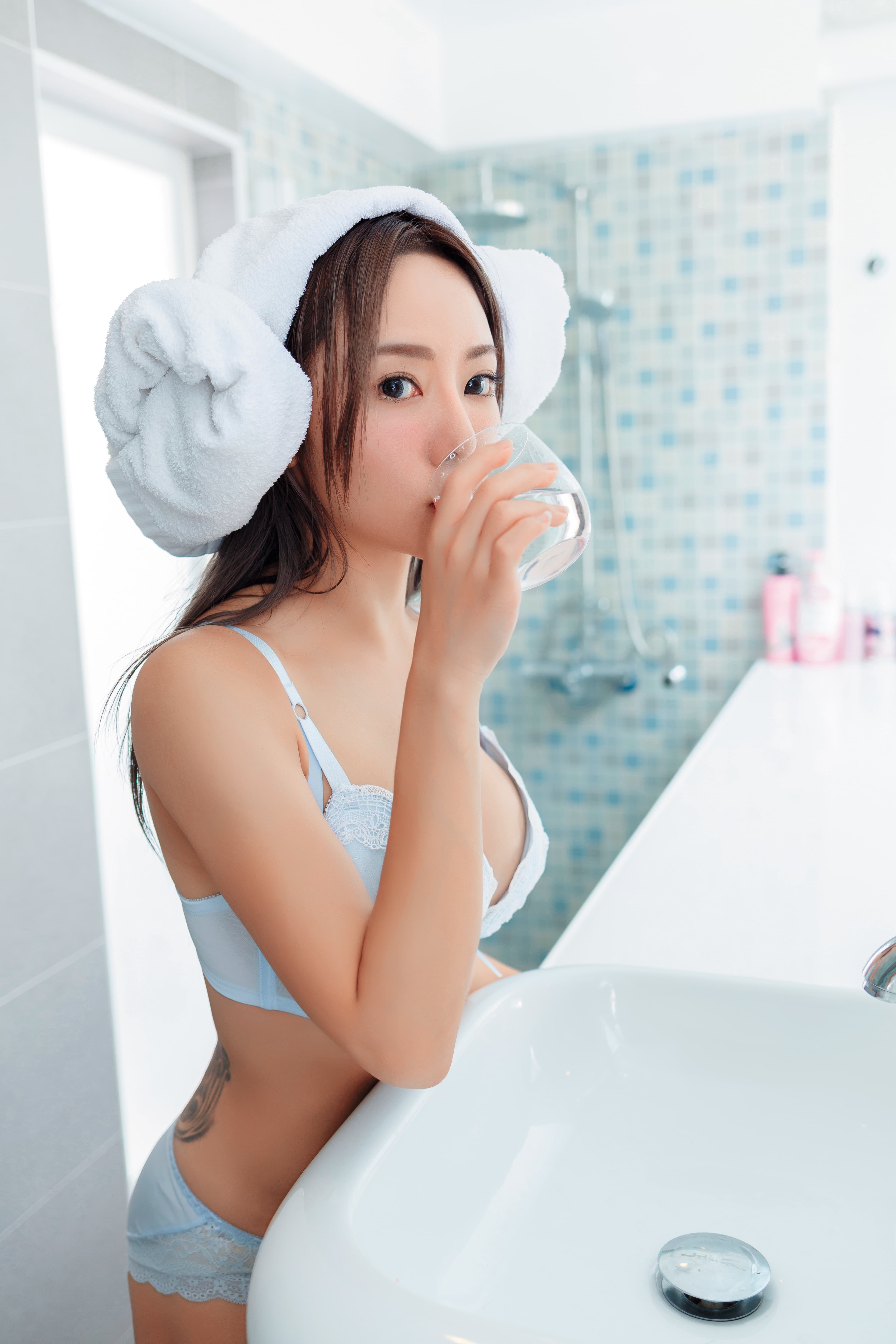巫苡萱最近發行個人首本寫真,書中有穿著比基尼在浴室的日常生活性感照。 (尖端出版社提供)