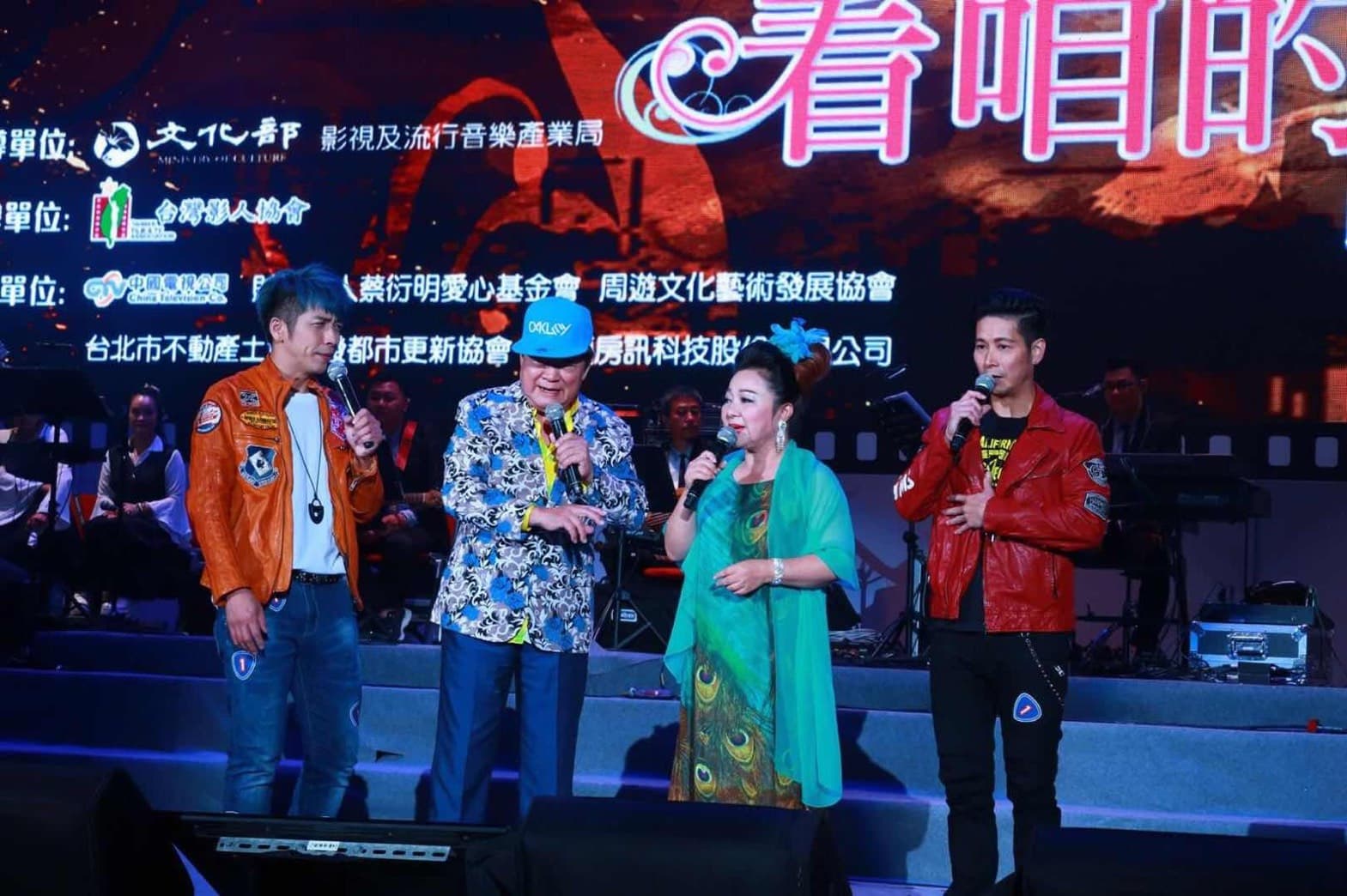 劉福助(左2)重現金曲表演「金曲有嘻哈」,精采有趣。(陳孝志提供)