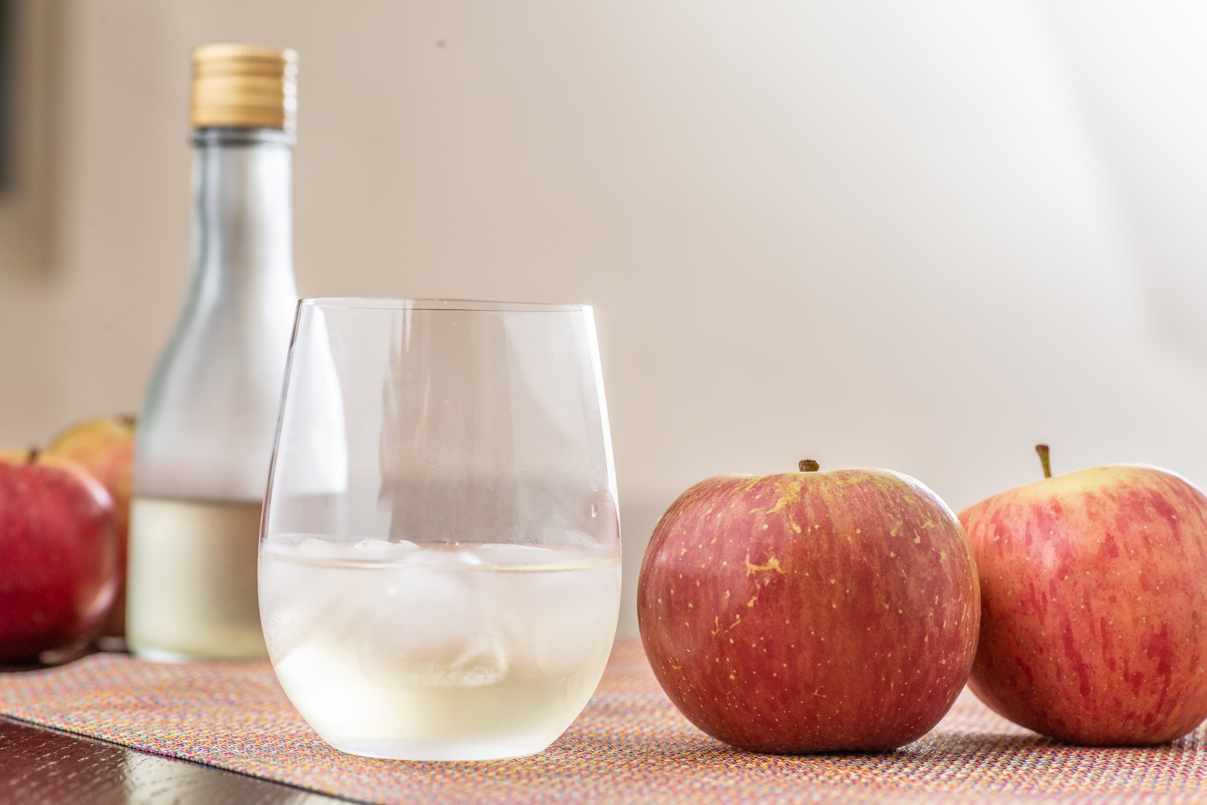 「自釀蘋果酒」酒色透澈,殘糖低,清爽輕盈,是夏季適飲的水果酒。