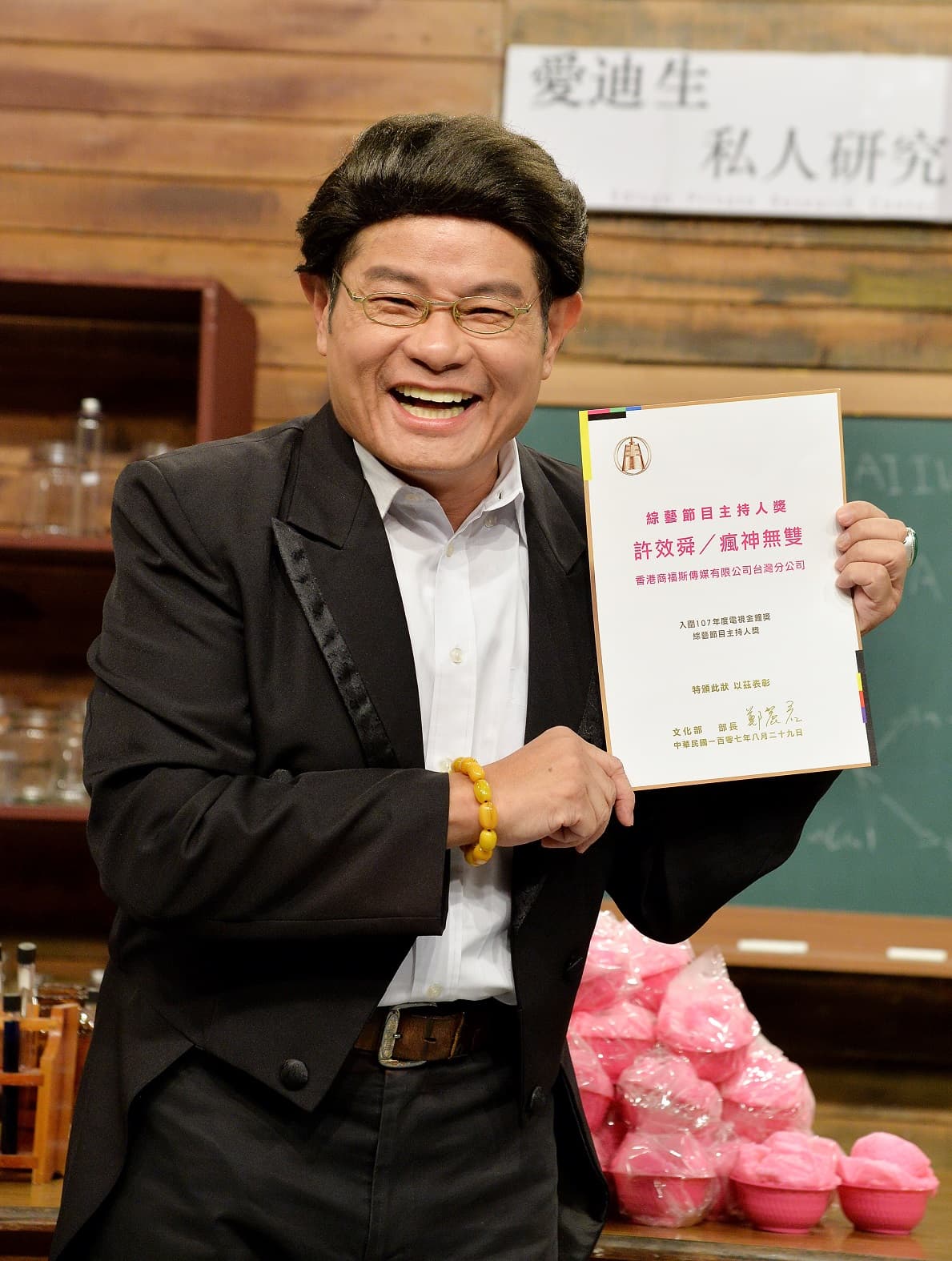 收到金鐘入圍獎狀,許效舜開心拍照留念。(衛視中文台提供)