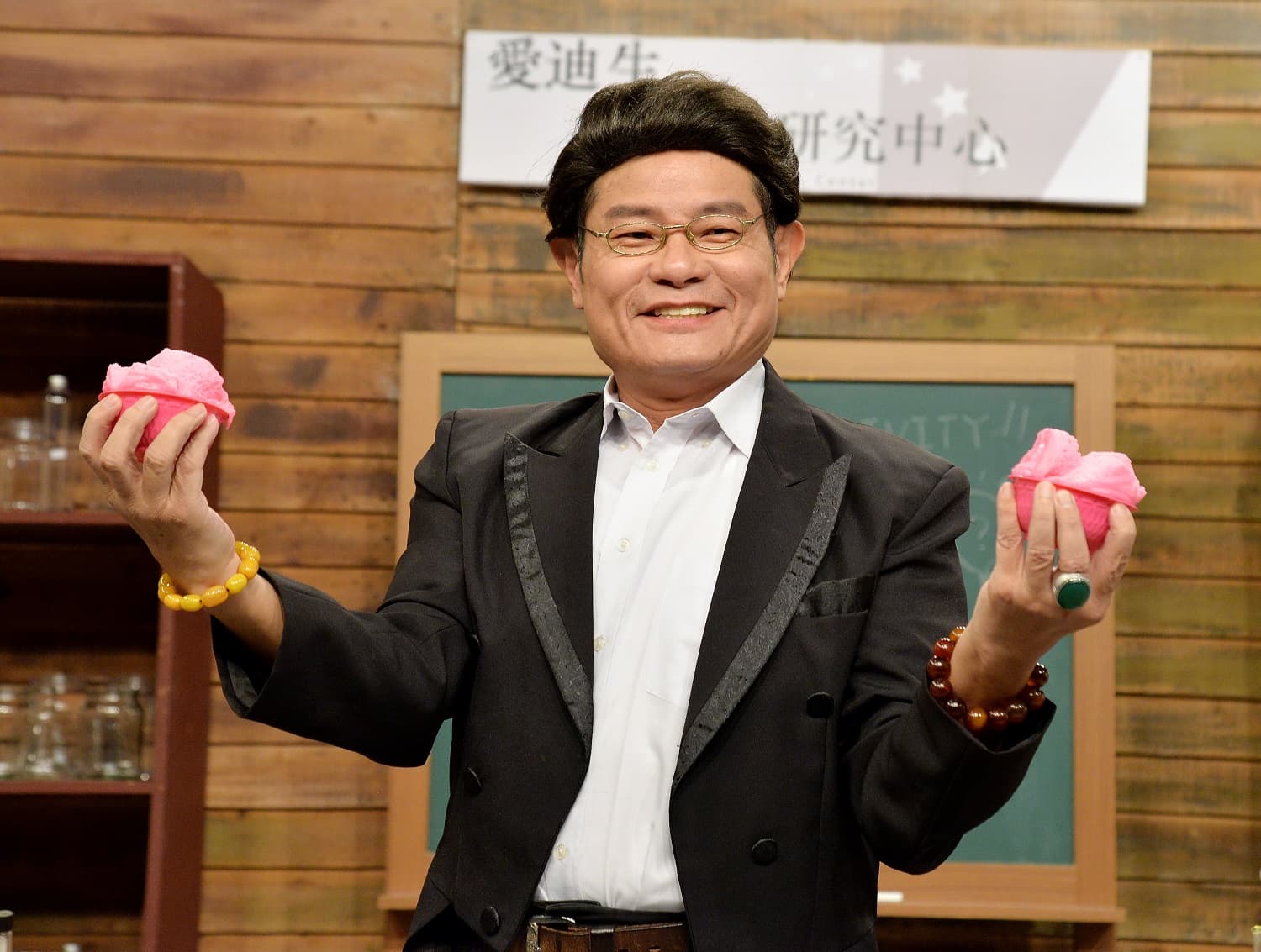 許效舜今手捧發糕慶祝《瘋神無雙》節目滿8週年慶。(衛視中文台提供)