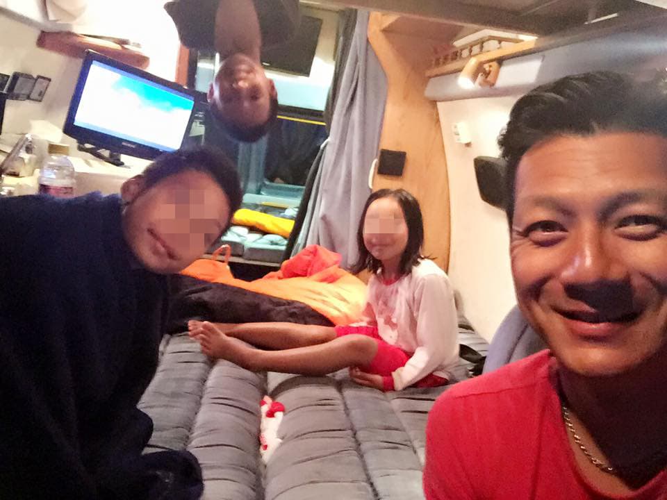 聶雲接連生了3個小孩,房間不夠就換屋,因而搭上房市多頭賺大錢。(翻攝臉書)