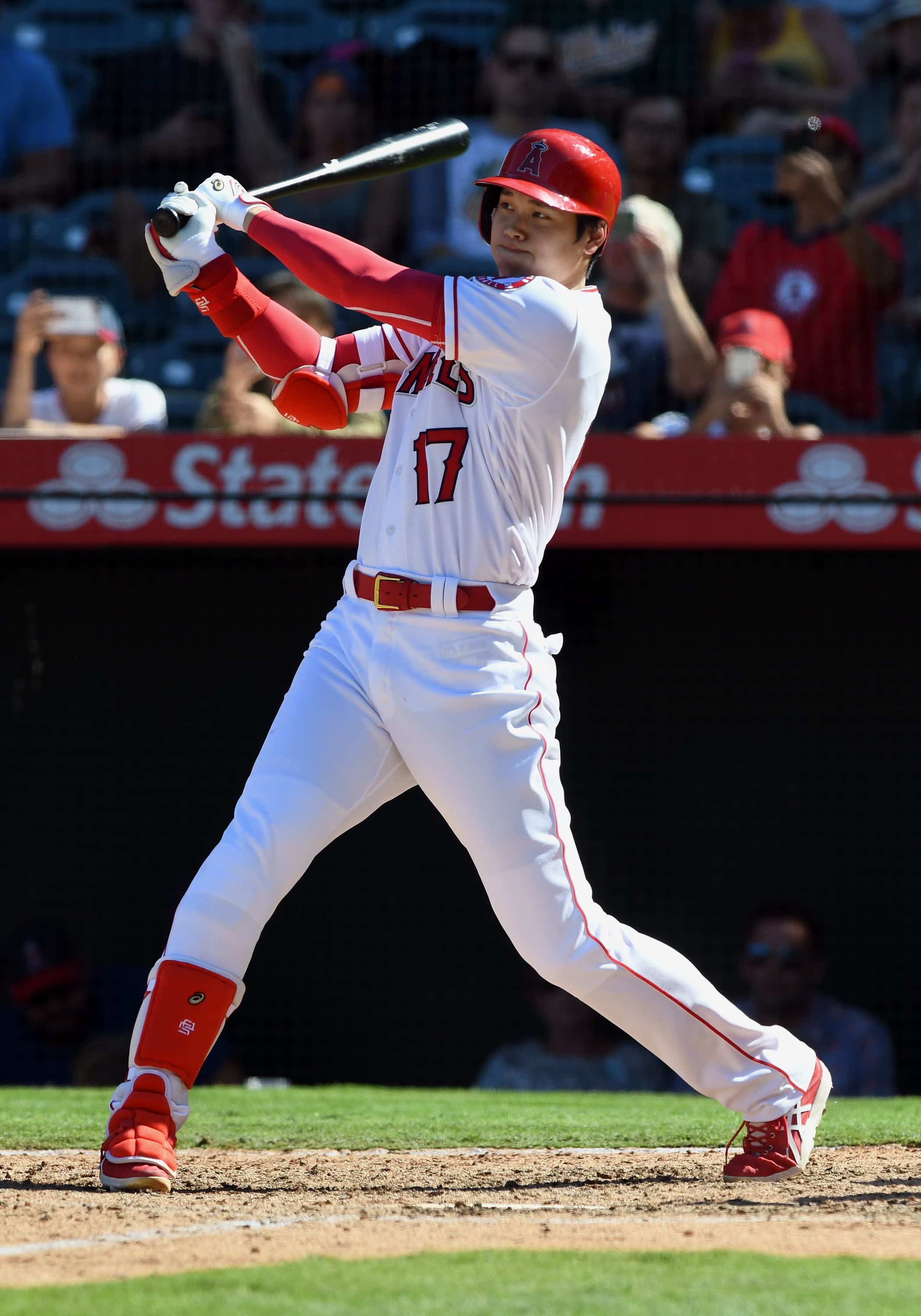 「二刀流」大谷翔平在9局下敲安帶動一波攻勢,終場天使隊以5比4逆轉運動家。(東方IC)