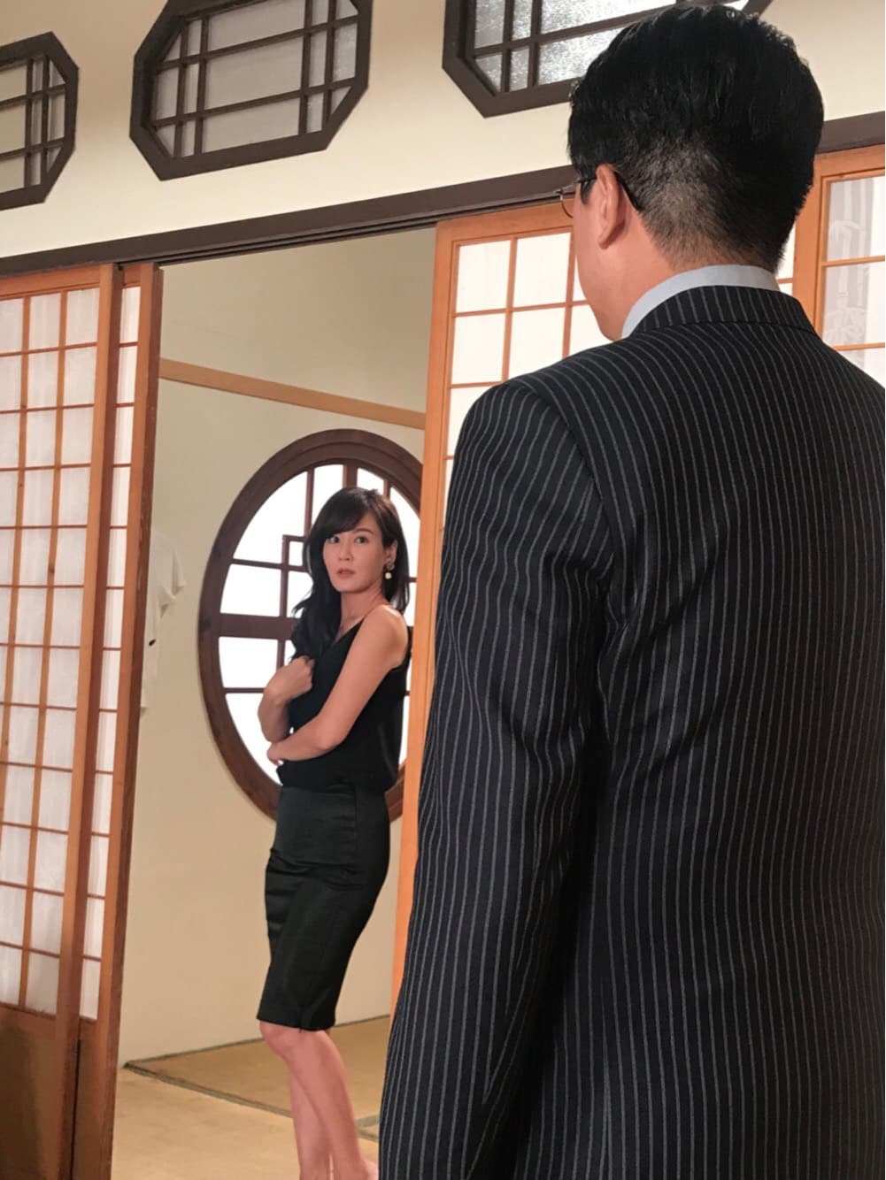 邱琦雯(左)色誘過程頻頻笑場。(艾迪昇提供)