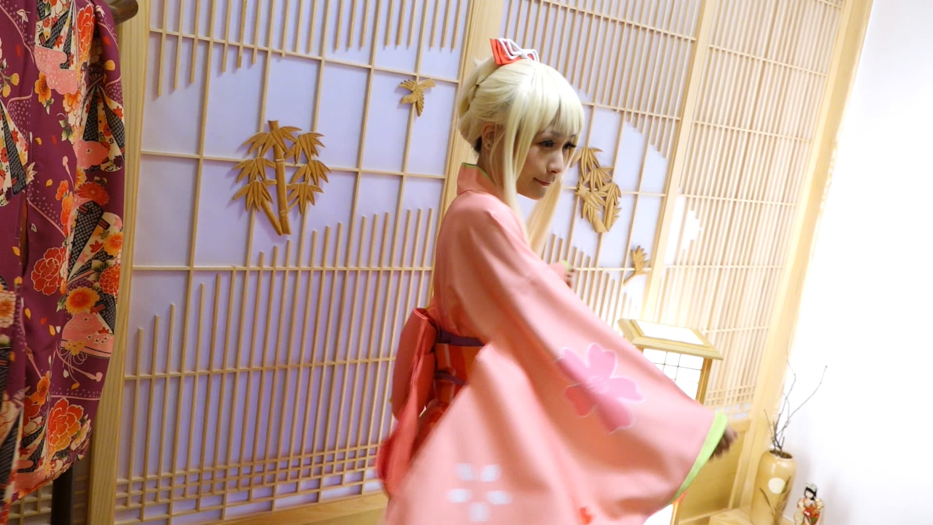 毛毛算是比較有想法的 Coser,拍照 2 個小時,只聽她說:「沒梗了」一次,不一會兒又調整布景、擺弄衣袖繼續拍照。