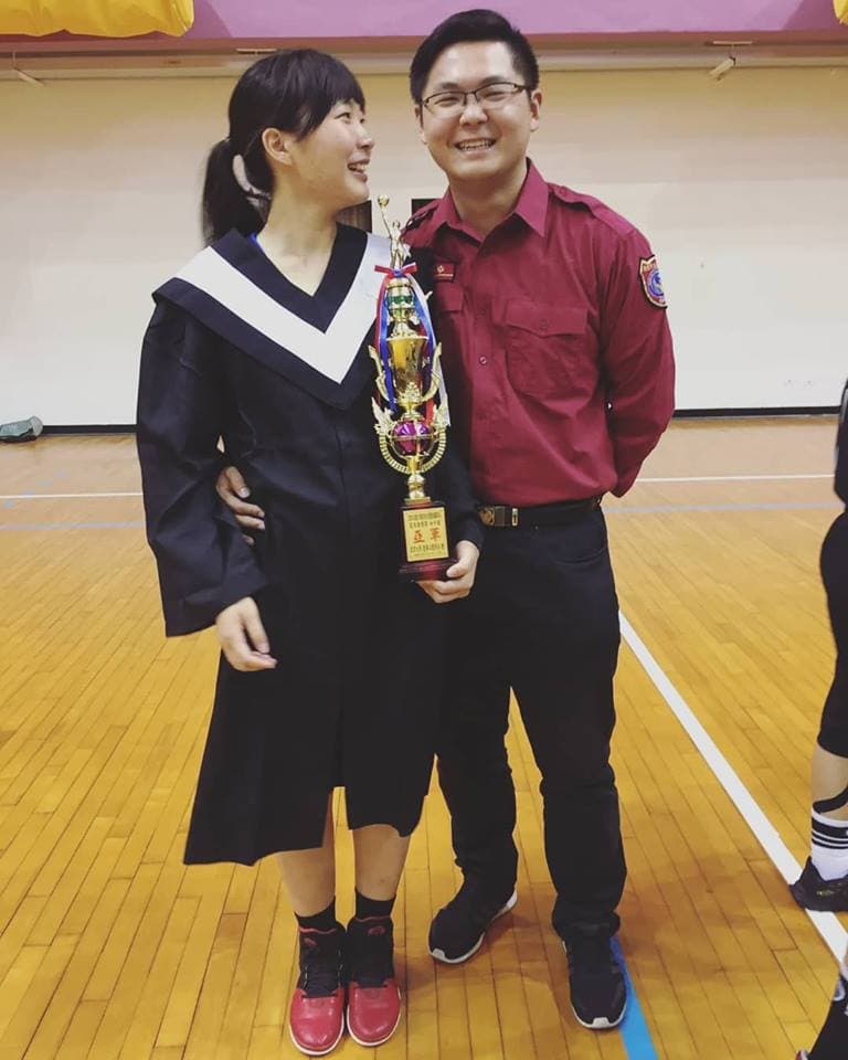 謝瑜庭(左)為了完成男友願望,決定提起畫筆,還將貼圖取名「CC熙」,正是象徵著總是笑嘻嘻的林尉熙(右)。(翻攝自謝瑜庭臉書)