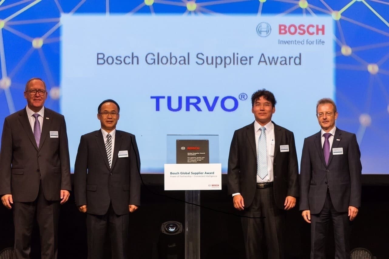 劉俊昌(左二)前往BOSCH領取「全球最佳供應商」獎。(宇隆科技提供)