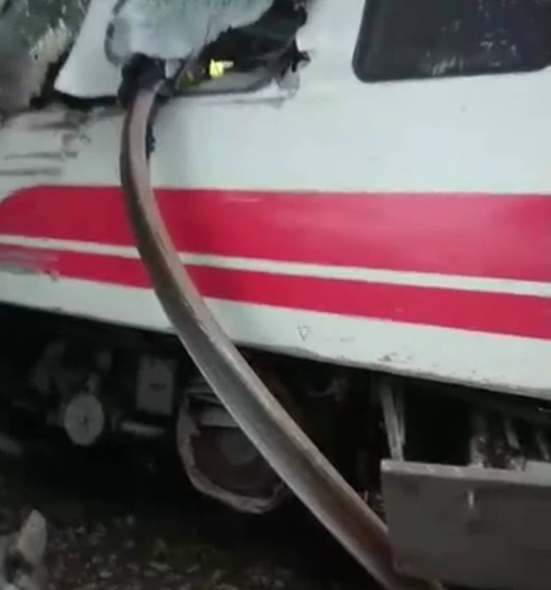 軌道疑因維修不良,以致列車出軌後變形上彎插入車廂。
