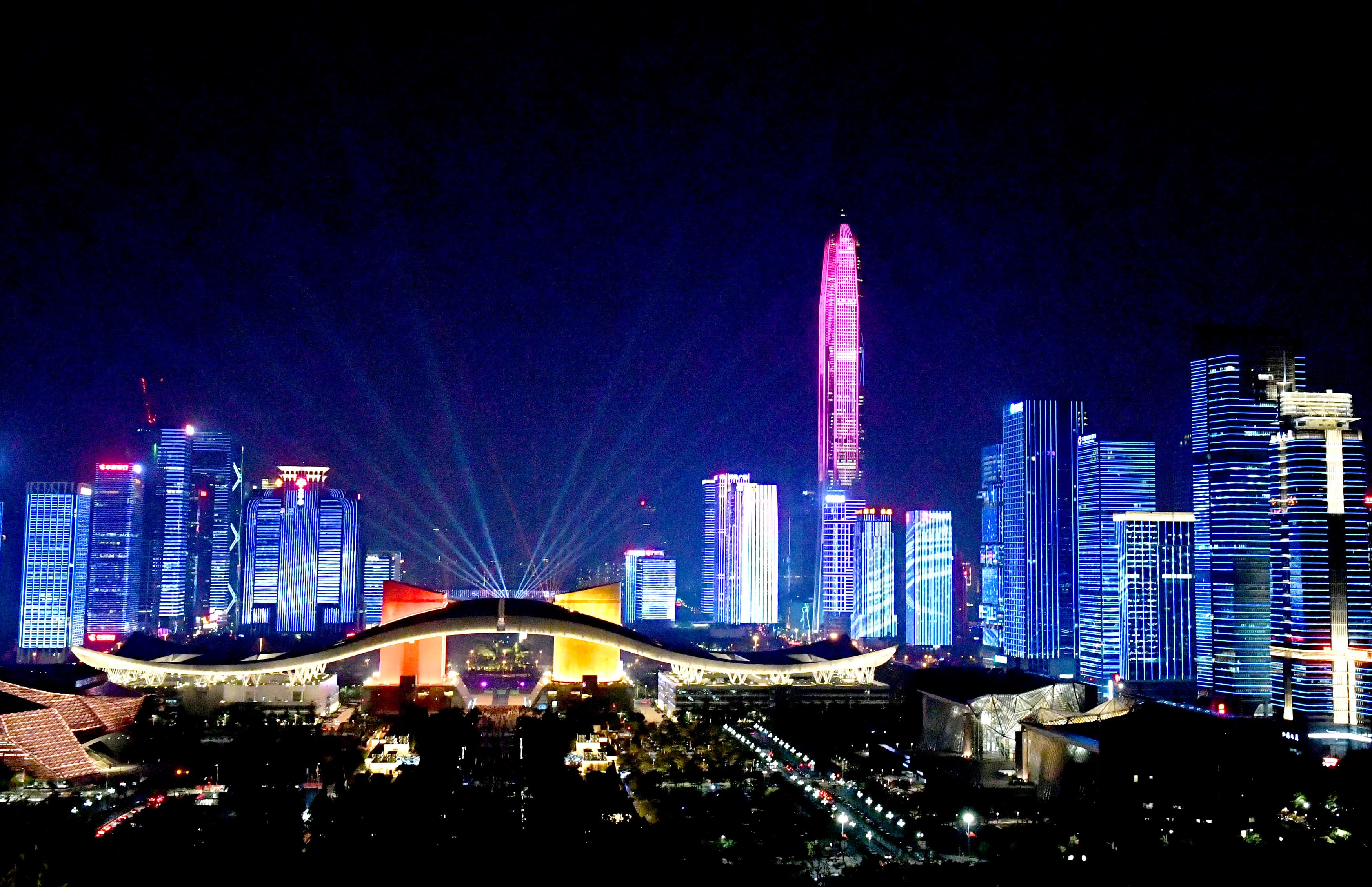 深圳以高科技城市之姿上榜,圖為深圳中心區燈光秀。(東方IC)