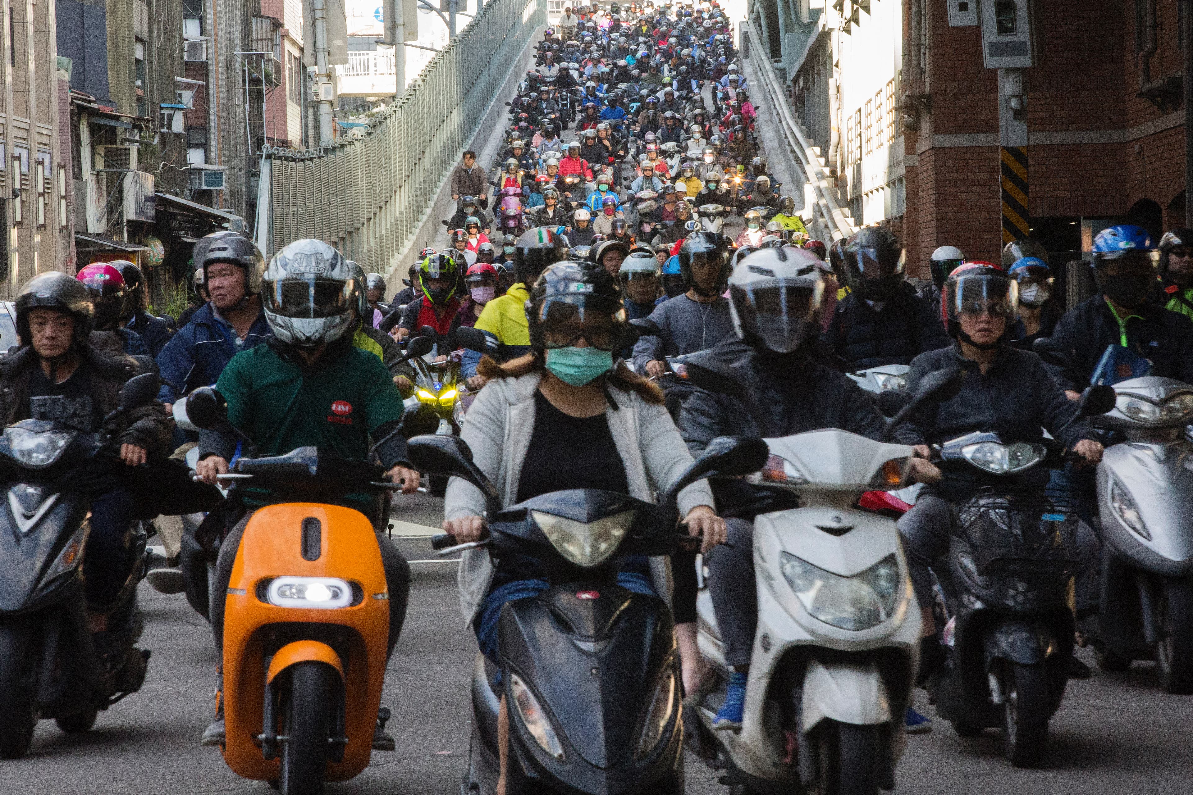 陸學森形容,摩托車就像台灣人的鞋子一樣,靠著它走路,卻如此不乾淨。
