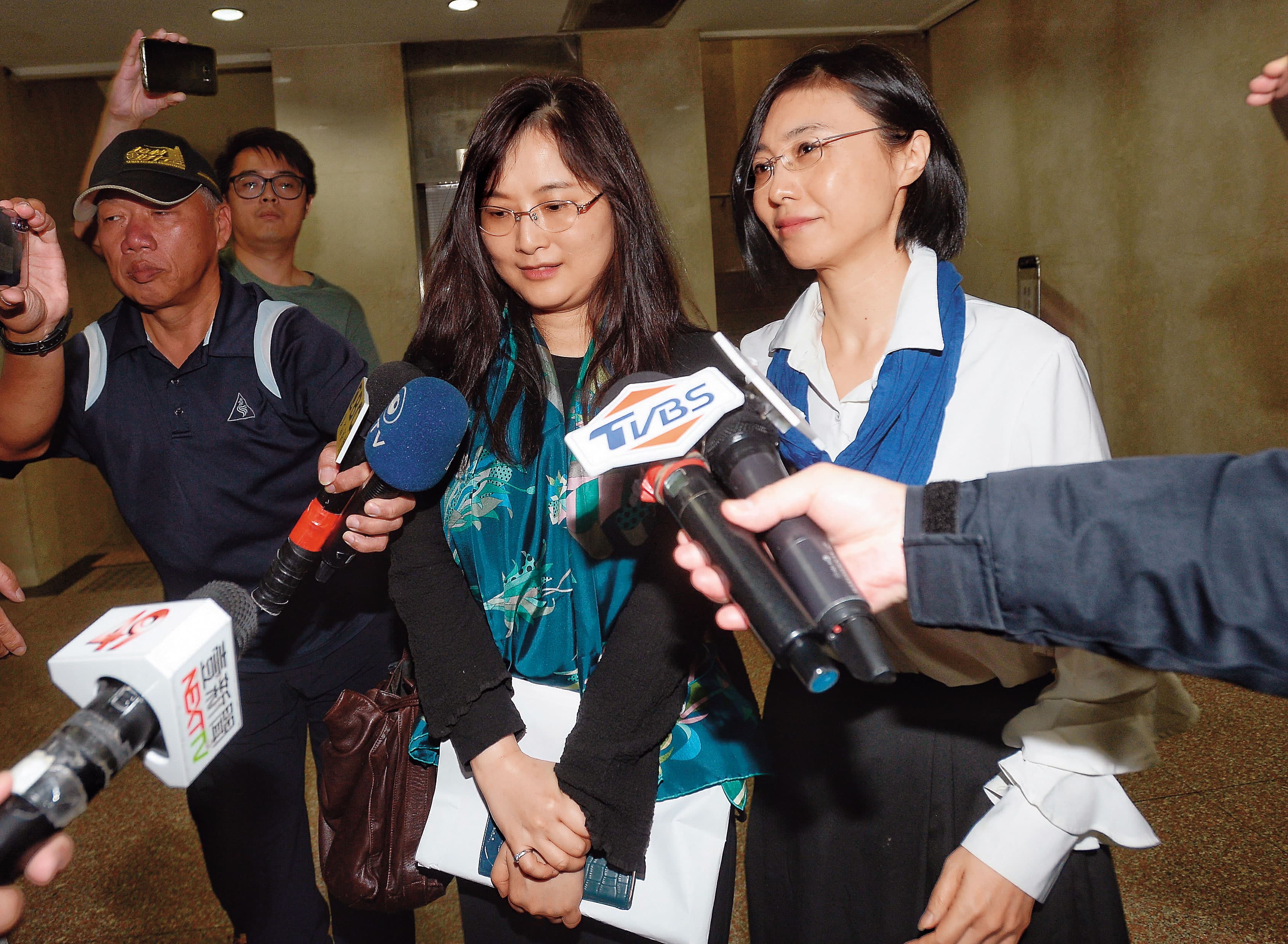 呂安妮(右2)出庭應訊後,以「謝謝關心」回應遭王文洋提告的感想。