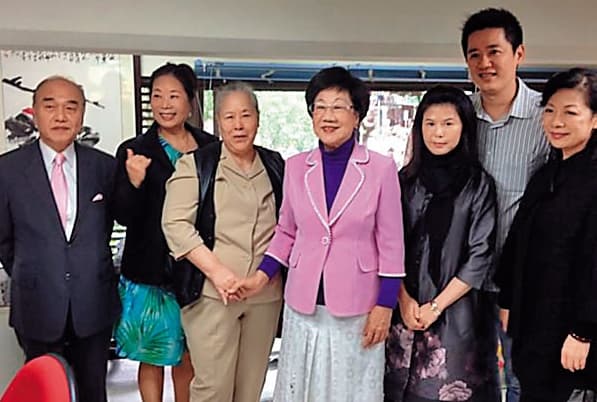呂安妮母親郭碧蘭(左2)是雲林台西六塊厝人,母女常回饋家鄉,呂媽媽也曾替前副總統呂秀蓮(中)站台。(翻攝呂秀蓮部落格)