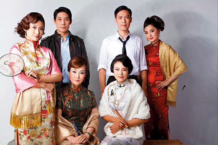 白先勇舞台劇《遊園驚夢》戲服精緻,陳杏春特別拿出劇場手冊講解。(翻攝遊園驚夢網站)