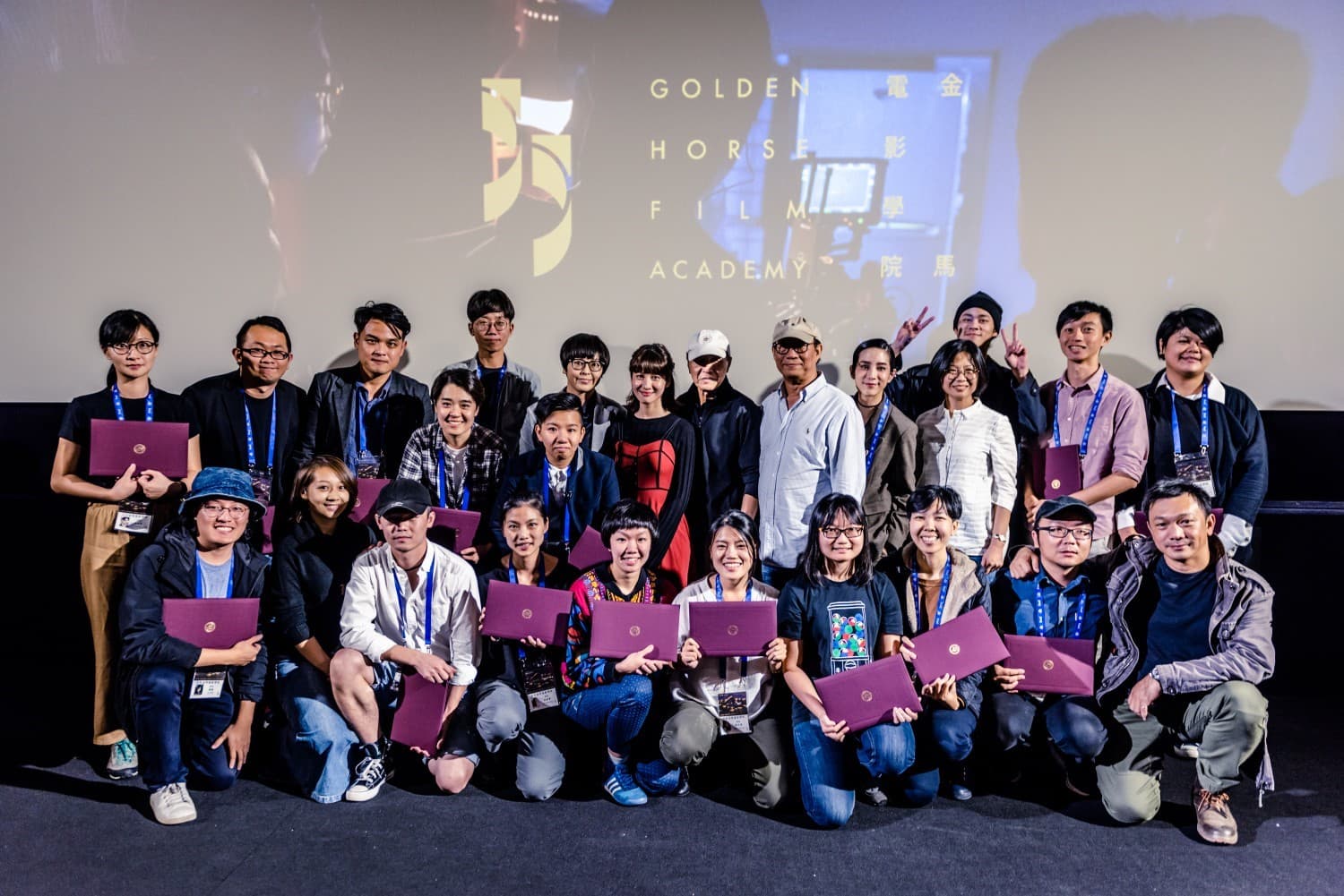2018金馬電影學院舉行成果放映暨結業式,14位學員與院長侯孝賢與教務長廖慶松合影。(金馬執委會提供)