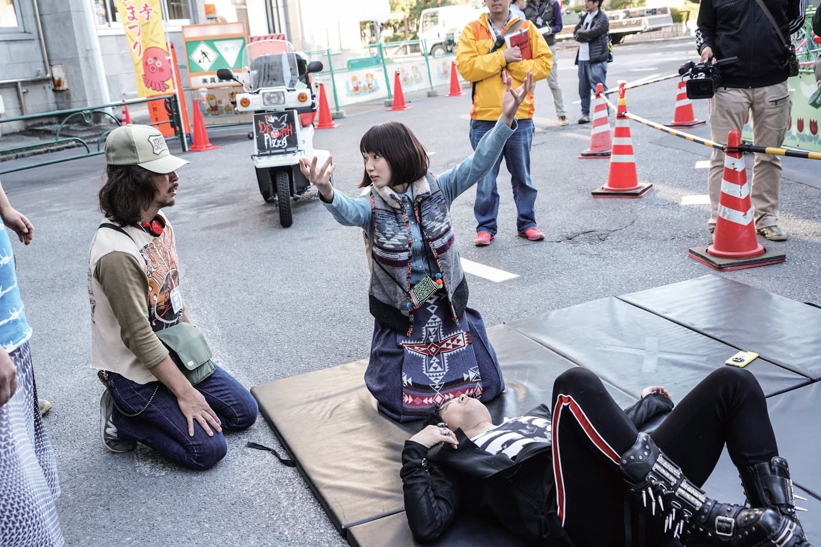 日本導演三木聰(左)為求喜劇效果常有很多誇張的手法,右為女星吉岡里帆。 (天馬行空提供)