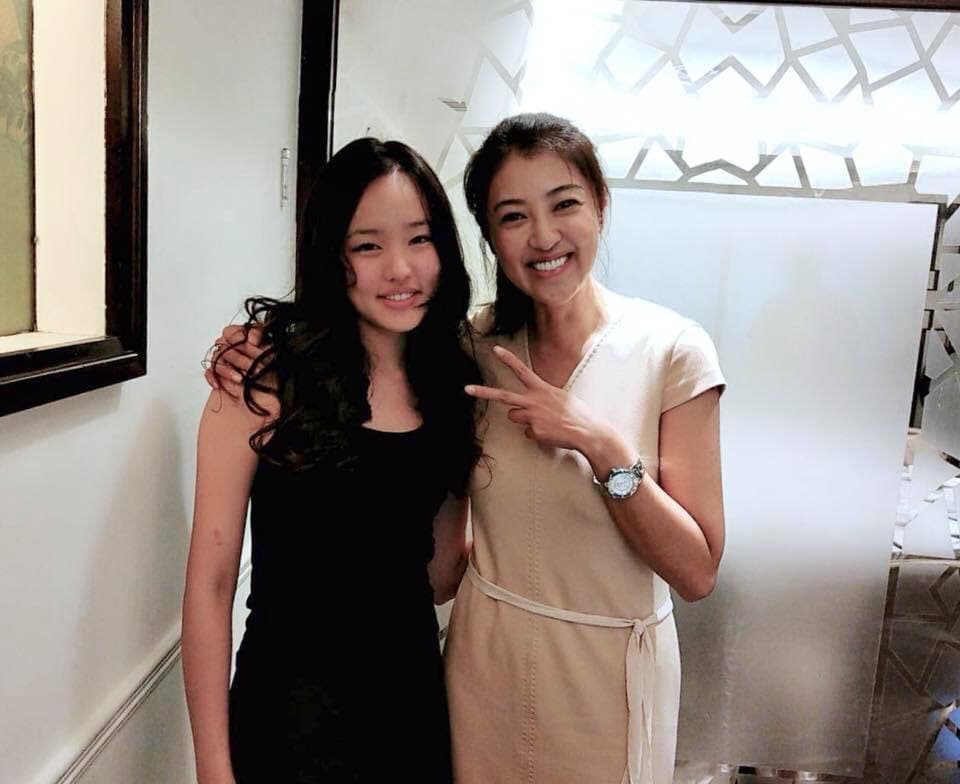 許淑華(右)令人印象深刻的神力女超人裝,就是出自韓冰的點子。(翻攝自韓冰臉書)