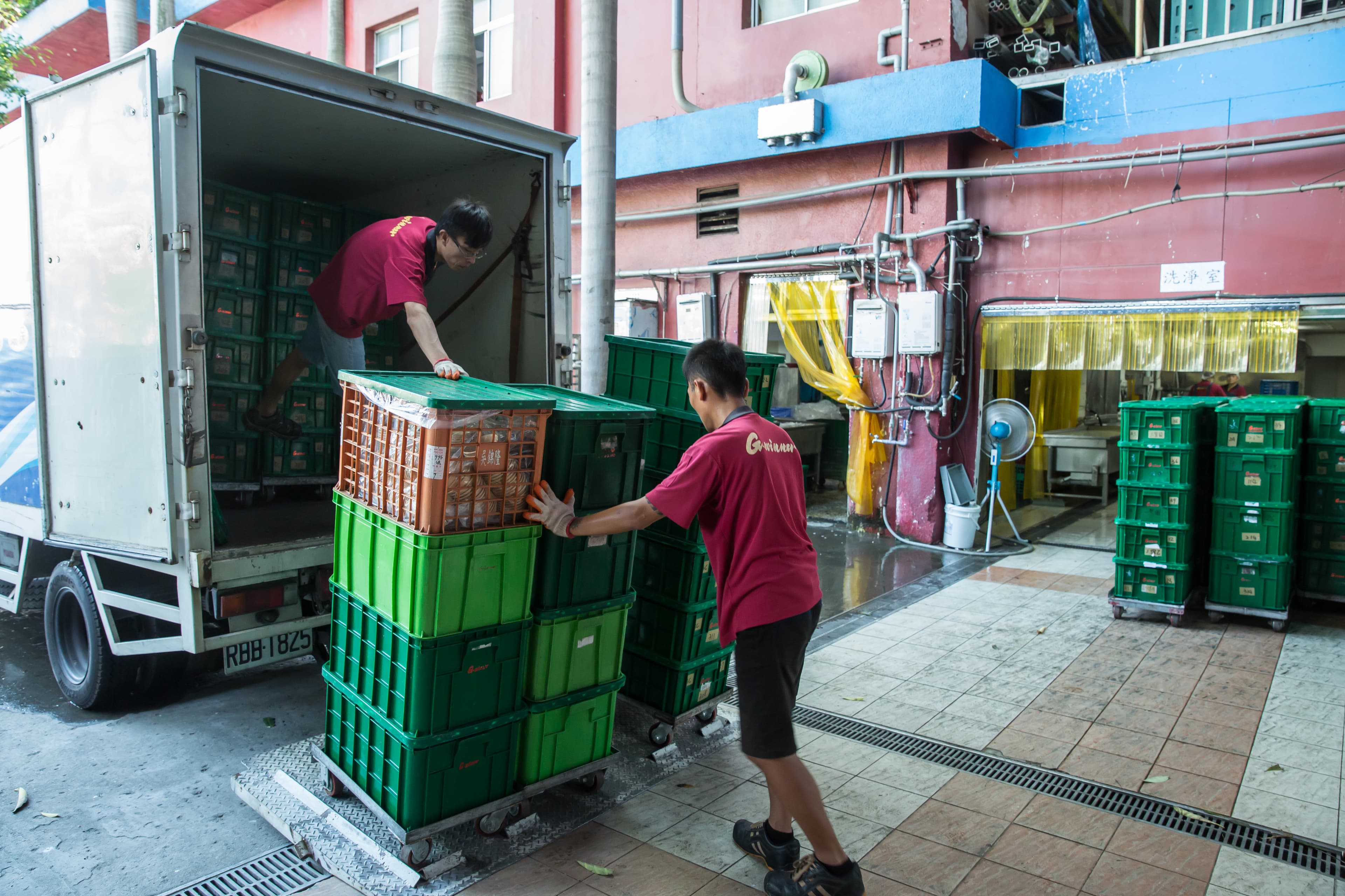 物流車進進出出,負責配送的主管有app可以掌握其路線與抵達時間。
