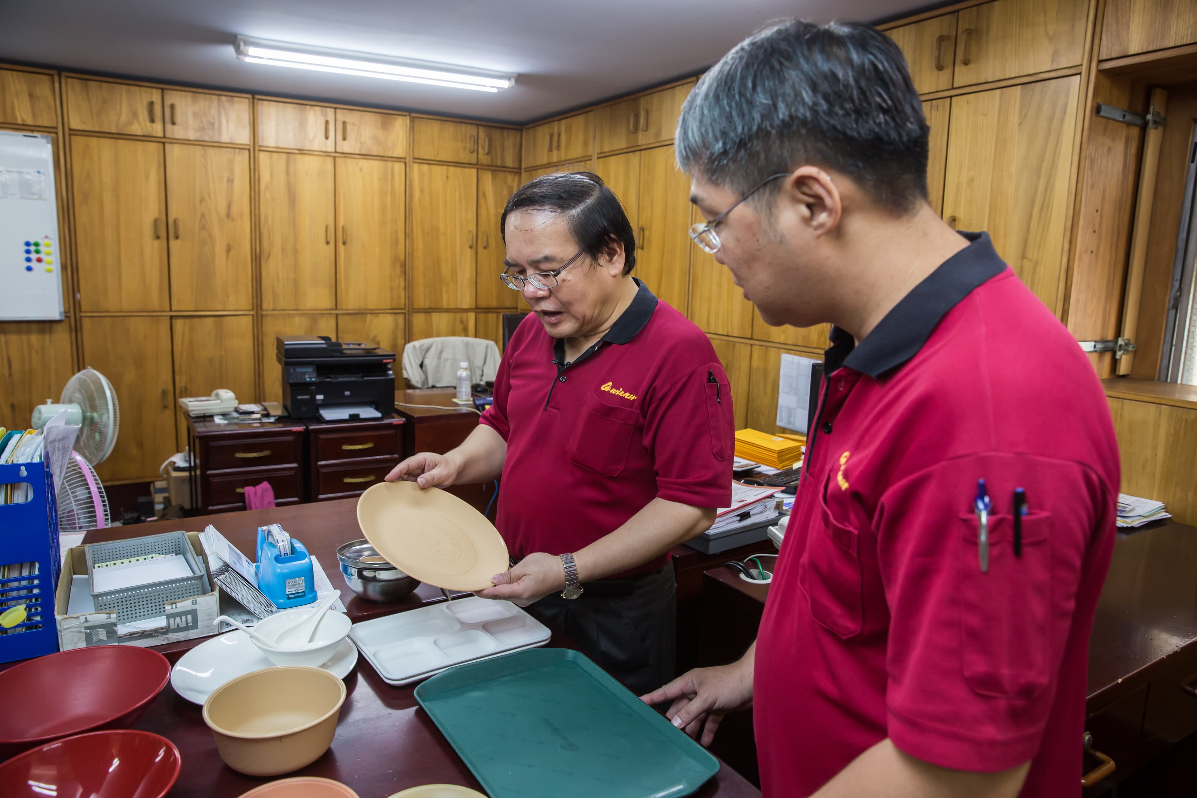 廖品源曾投資康寧餐具,現在則自己開模開發可分解的PAL環保餐具。