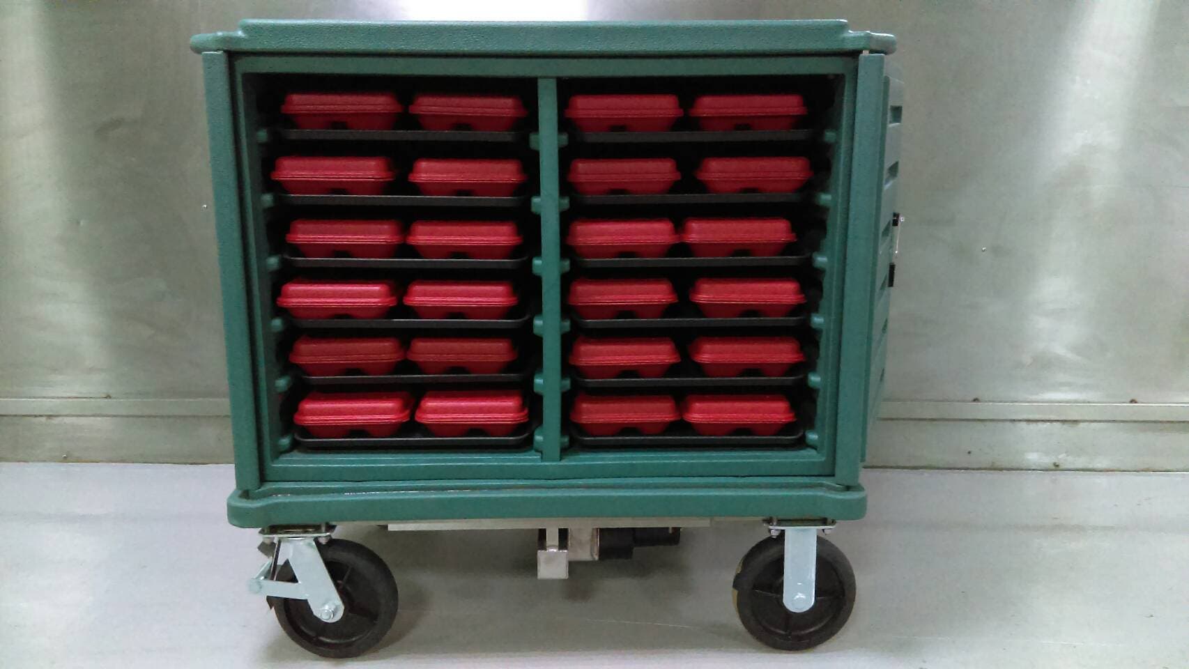 吉維那設計製造出可以加溫的保溫餐盒車。(吉維那提供)