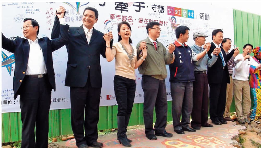林株楠(左1)與文化局長葉樹姍(左2)、立委黃國書(左3)等人,參與守護彩虹眷村活動。(讀者提供)