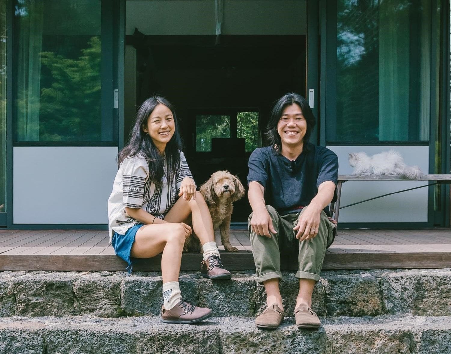 熱愛動物的李孝利(左)、李尚順夫妻,是《萌犬流浪記》中友善夫妻的原型。(翻攝自Daum網站)