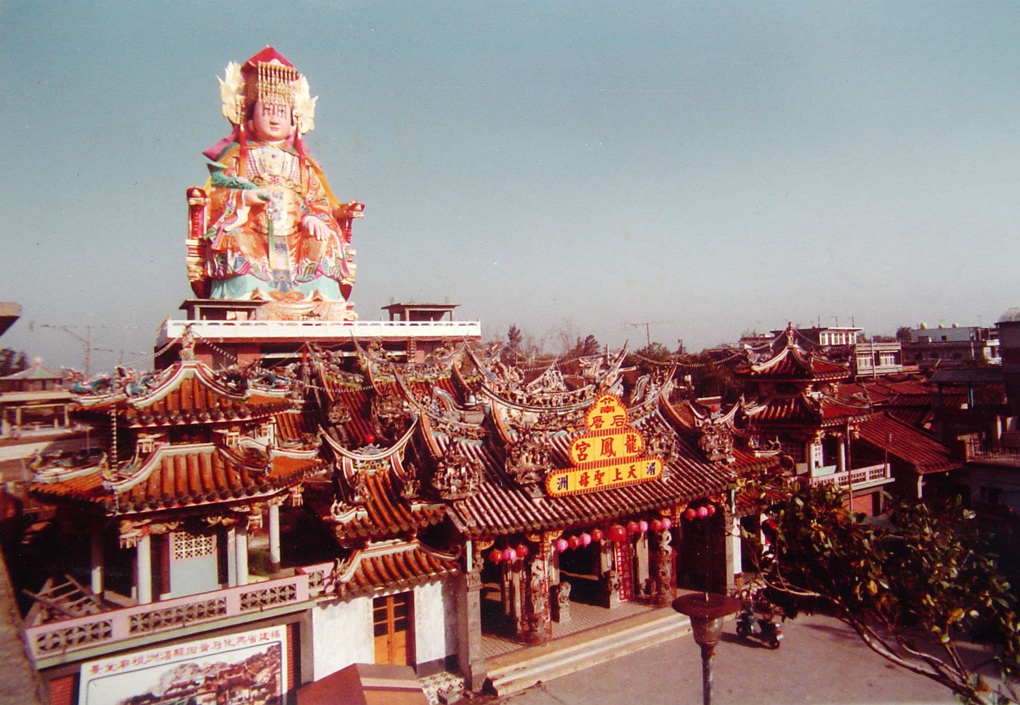 在竹南龍鳳宮屋頂上的媽祖,二樓是社區活動中心,三樓則是大媽祖,成為竹南地標。(林增桶提供)