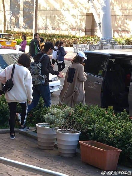 吳奇隆和劉詩詩被網友目擊在台北現身,吳奇隆全程小心呵護妻子。(翻攝微博)
