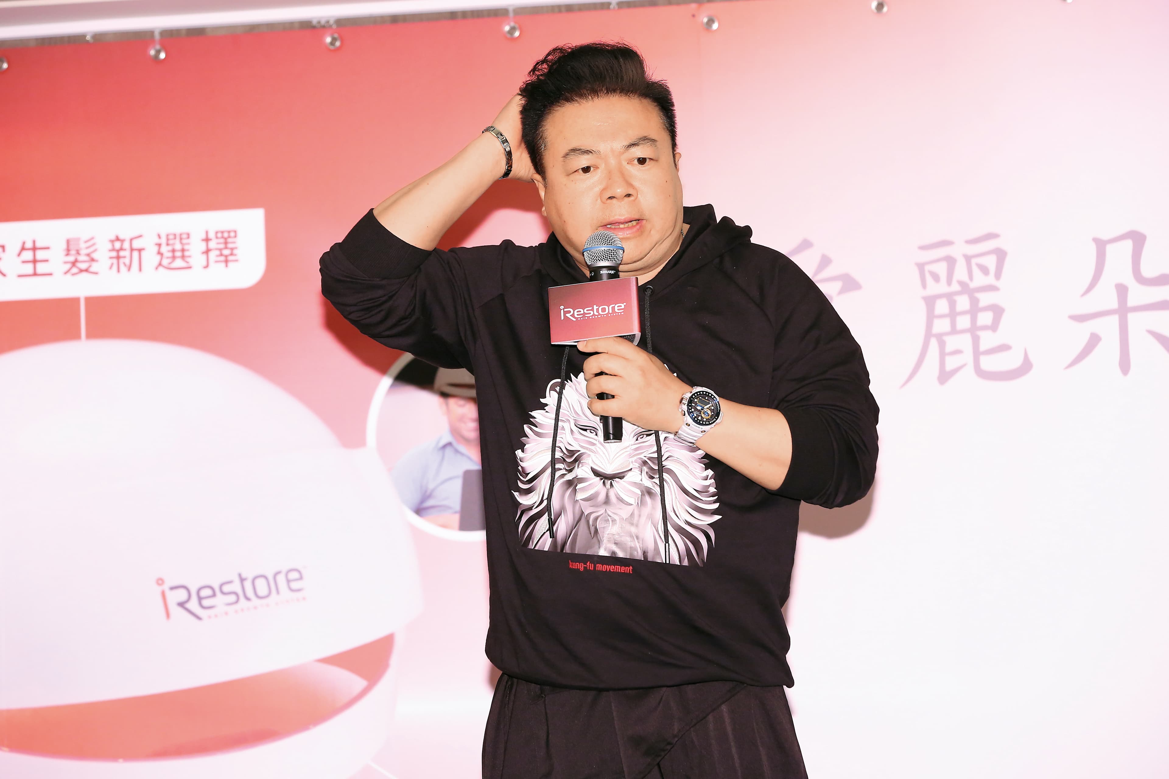 董至成的下巴肉層層堆疊,十分飽滿厚實,也讓他的脖子分外神祕。