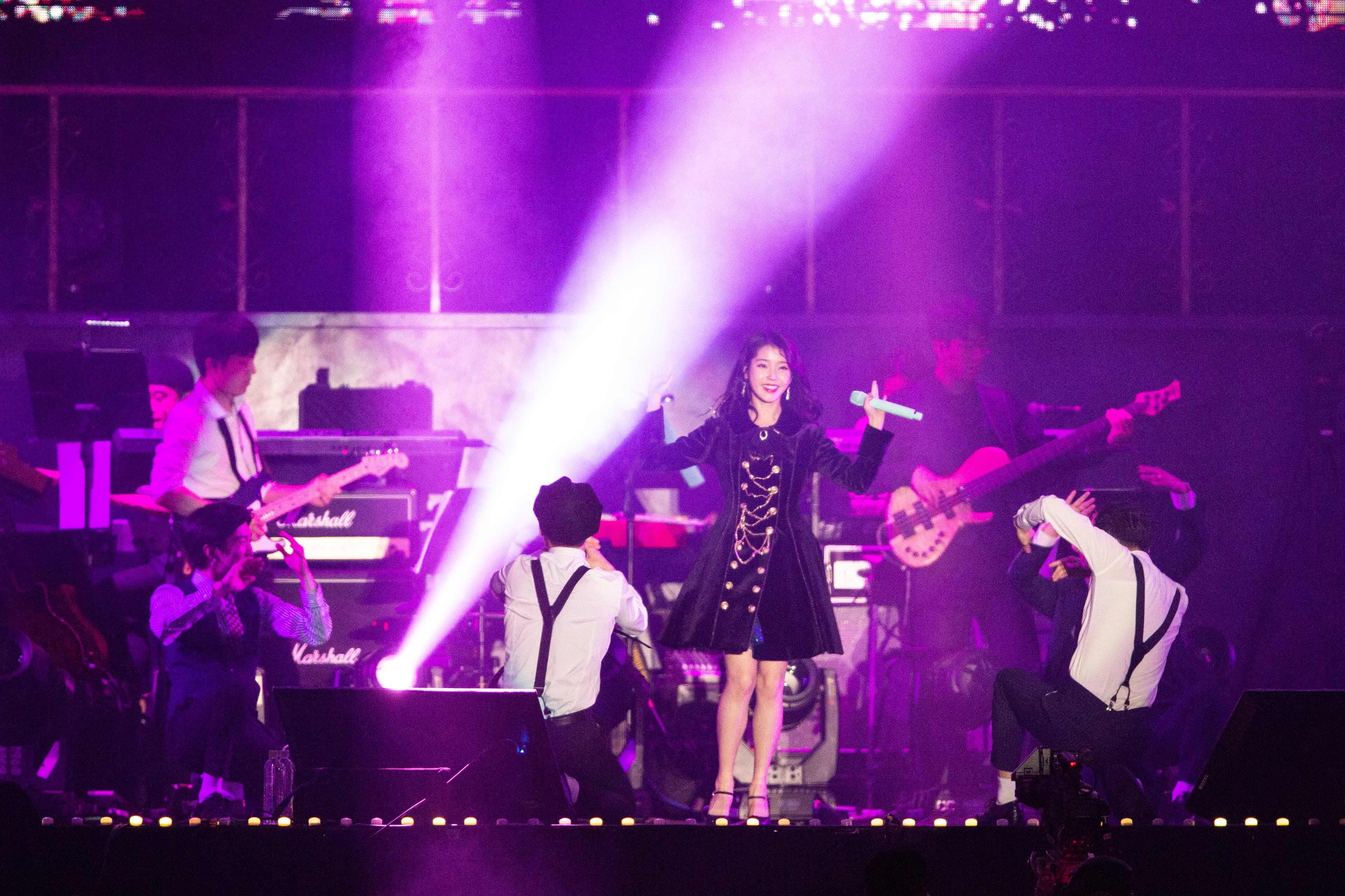 IU演唱會共準備了20多首歌曲,展現歌唱實力。