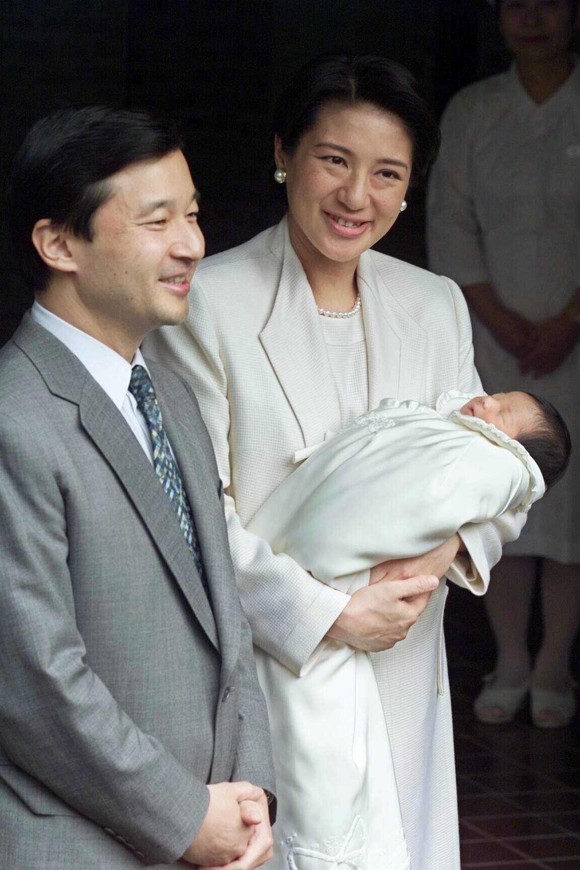 2001年12月8日,愛子公主出生7日後與德仁太子、太子妃雅子一同夫婦離開醫院。(東方IC)