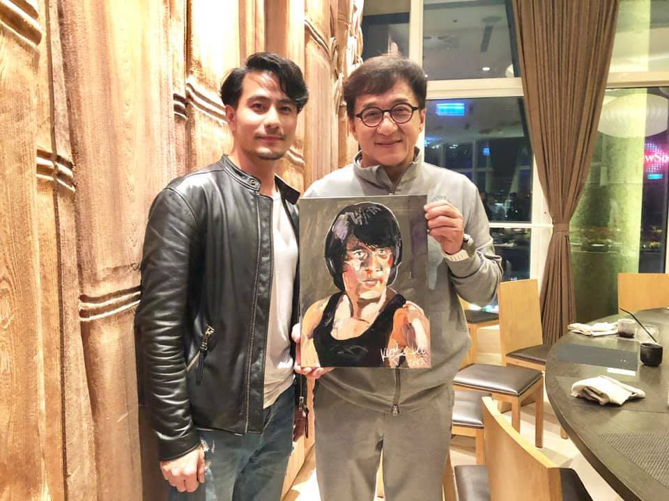 郭彥甫以成龍《快餐車》的造型,為成龍畫了一幅肖像畫,也算是另一種向偶像告白。(翻攝自郭彥甫臉書)