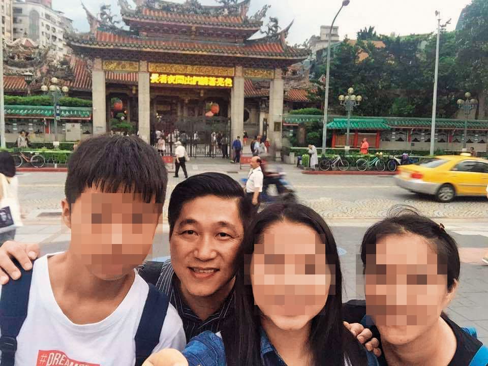 擔任祕書的邱黃瑞文(中)沒有出勤卻月領2萬多元特勤加給。(翻攝邱黃瑞文臉書)