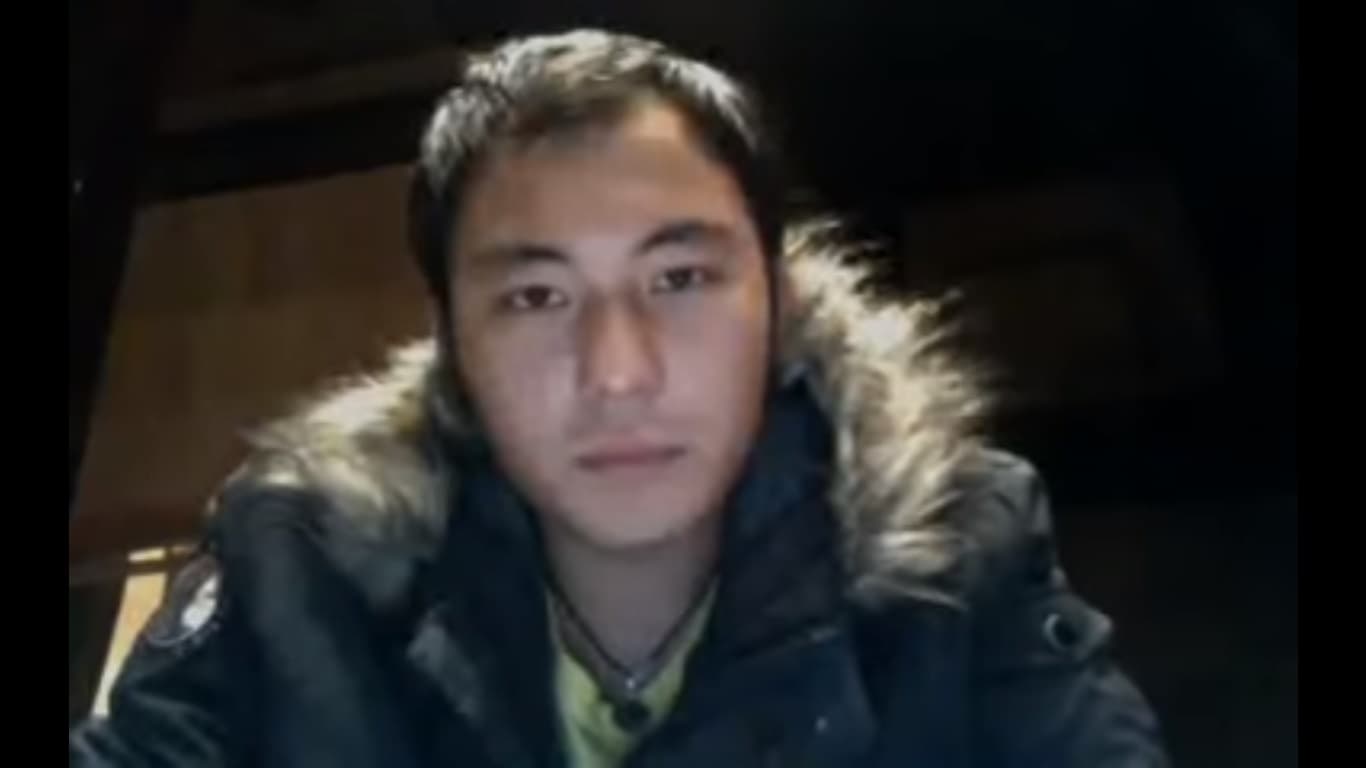 卡盧仁波切在網路拍攝影片陳述自己曾遭喇嘛性侵,因而變成酗酒、吸毒的問題少年。(翻攝自youtube)