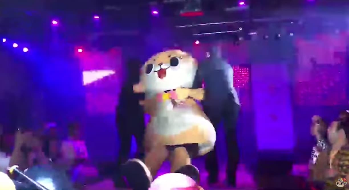 「Chiitan」出席活動暴走,還被工作人員拖下台。(翻攝自YouTube)