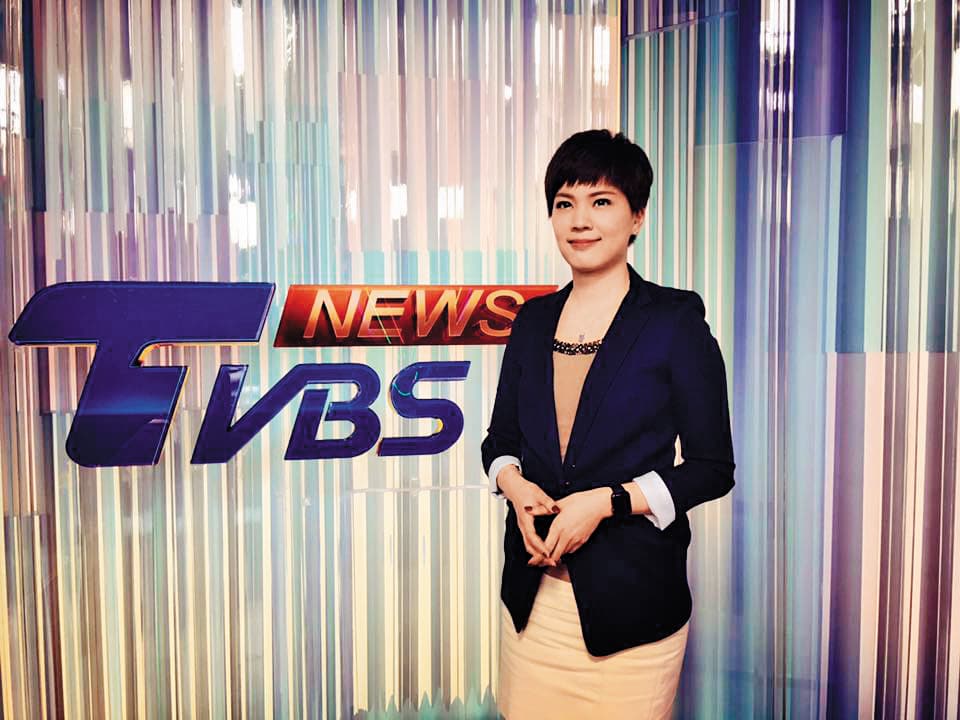 鍾沛君曾在TVBS擔任主播,不少人認為她的長相神似資深主播李豔秋。(翻攝鍾沛君臉書)