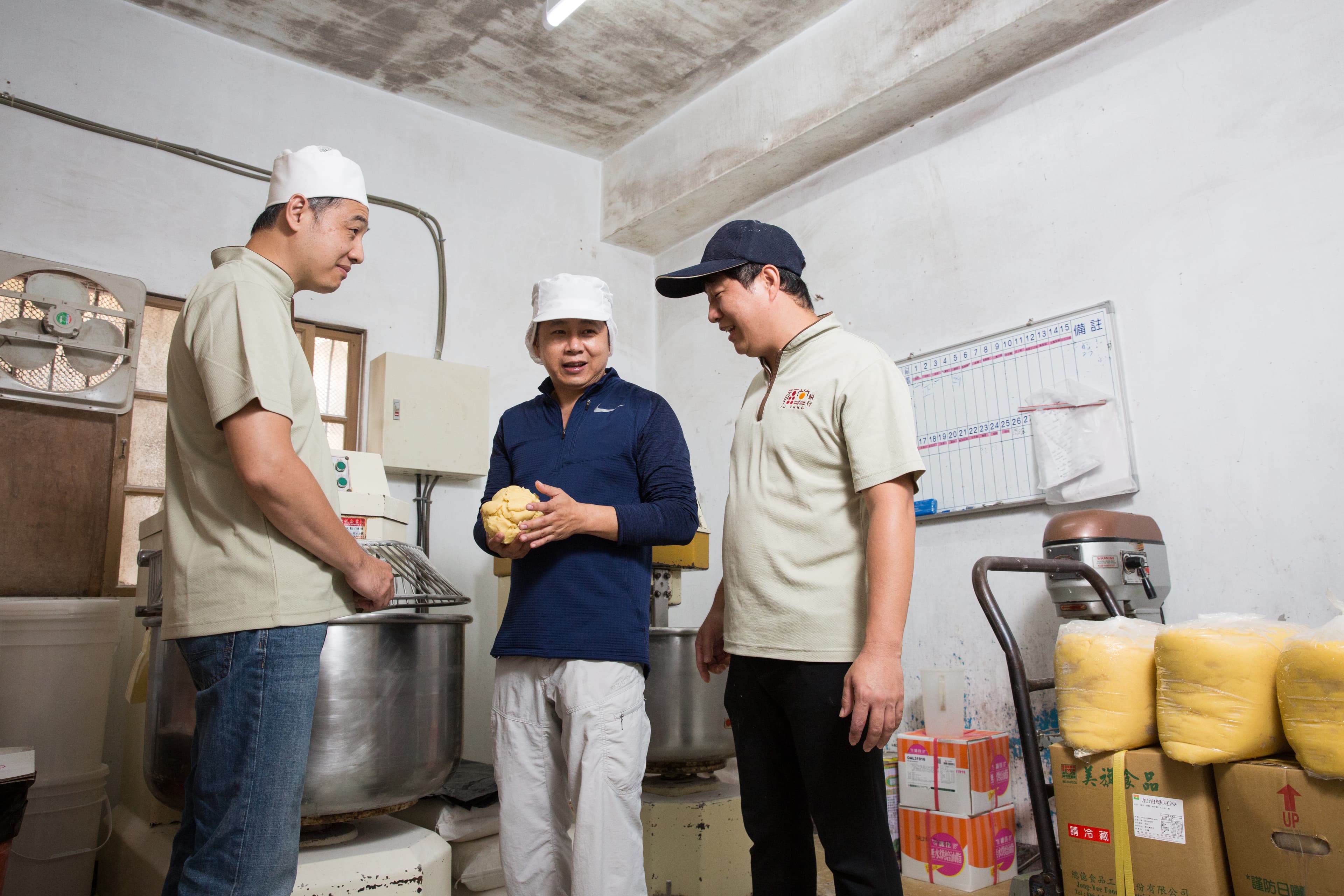 陳家3兄弟分工合作,大哥陳鵬鴻(中)負責研發,二哥陳冠儒配料(左),小弟陳彥勳(右)管理展店相關事宜。