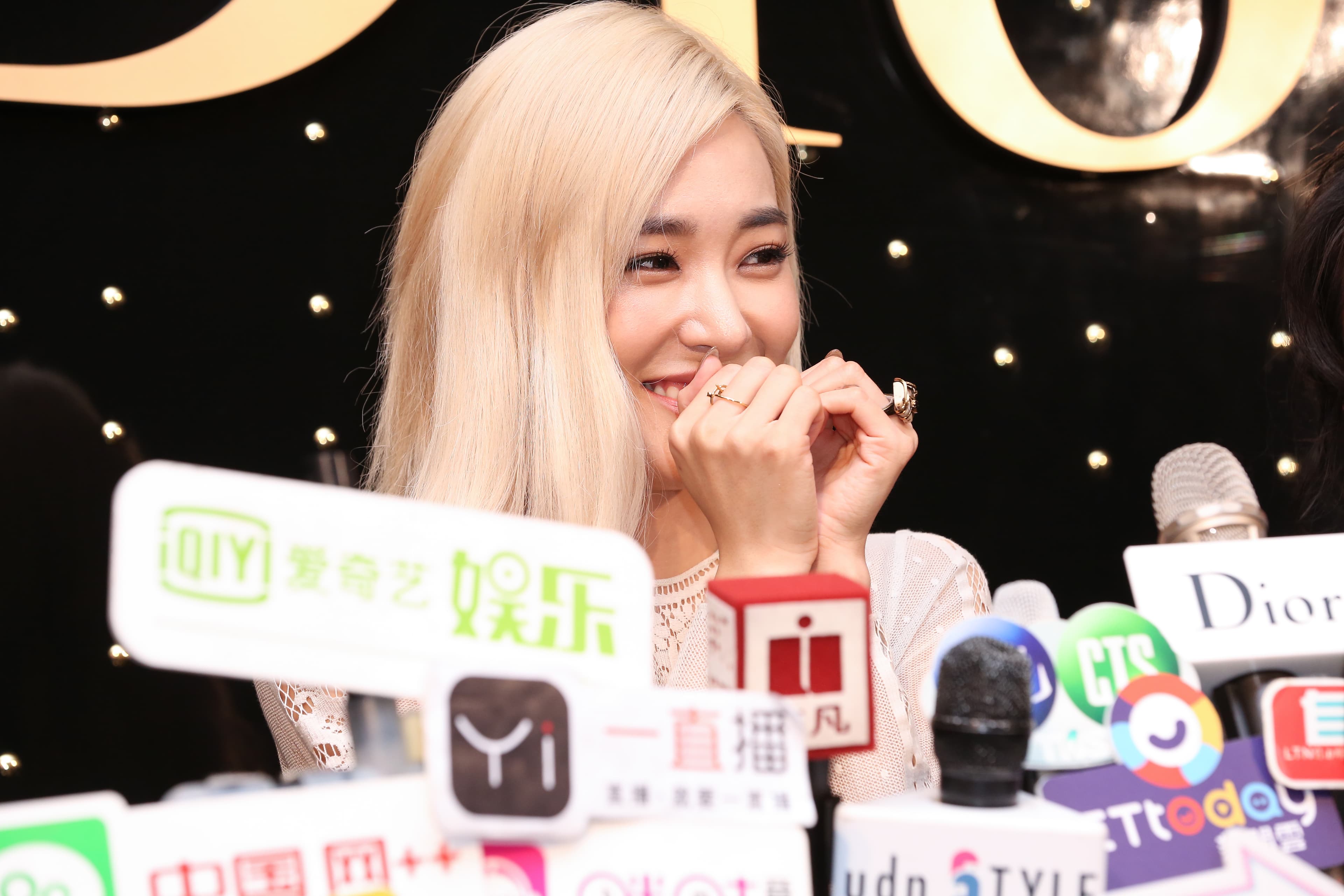 Tiffany Young談到台灣粉絲的熱情讓她難忘,比出愛心手勢。