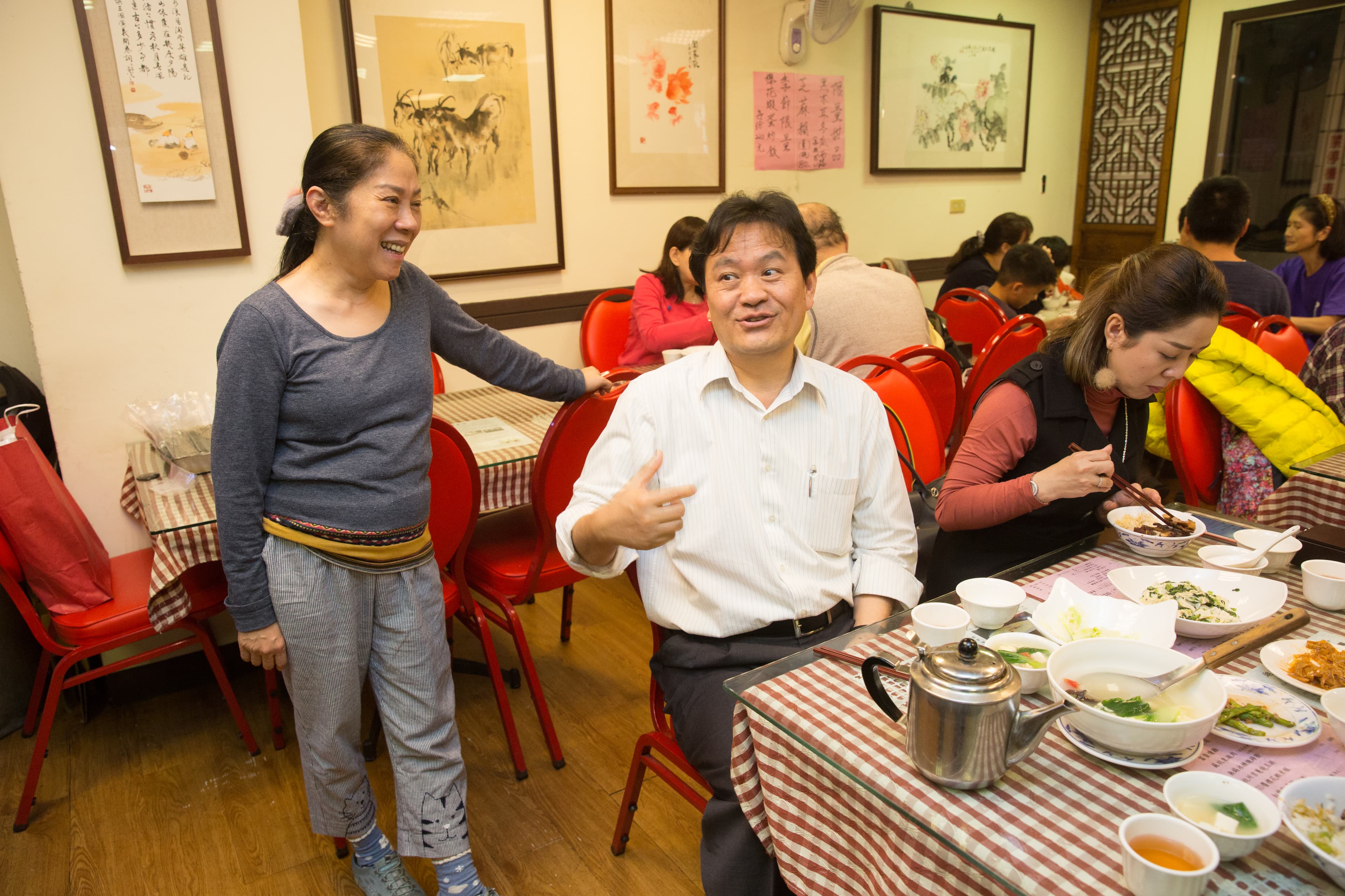 曹愛琴(左)開朗愛說笑,熟客人都喜歡找她聊上幾句。