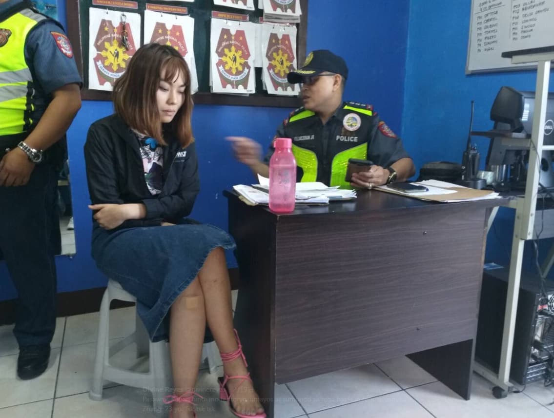 該中國籍女大生被控「襲警」、「違抗公權力」及「不當騷擾」等罪名。(翻攝自Divine Reyes推特)